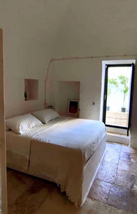 minimalist bedroom Casa Lama Monopoli