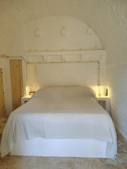 minimalist bedroom Casa Lama Monopoli