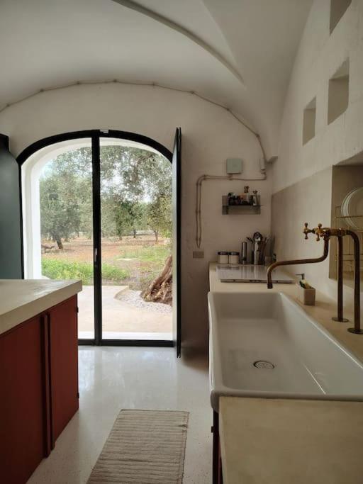 kitchen with vaulted ceiling design decor white Apulian house Casa Lama Monopoli