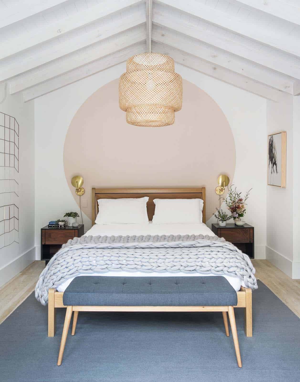 chambre avec poutres blanches décoration contemporaine naturelle et neutre maison de plage Hamptons chambre avec poutres blanches décoration contemporaine naturelle et neutre maison de plage Hamptons
