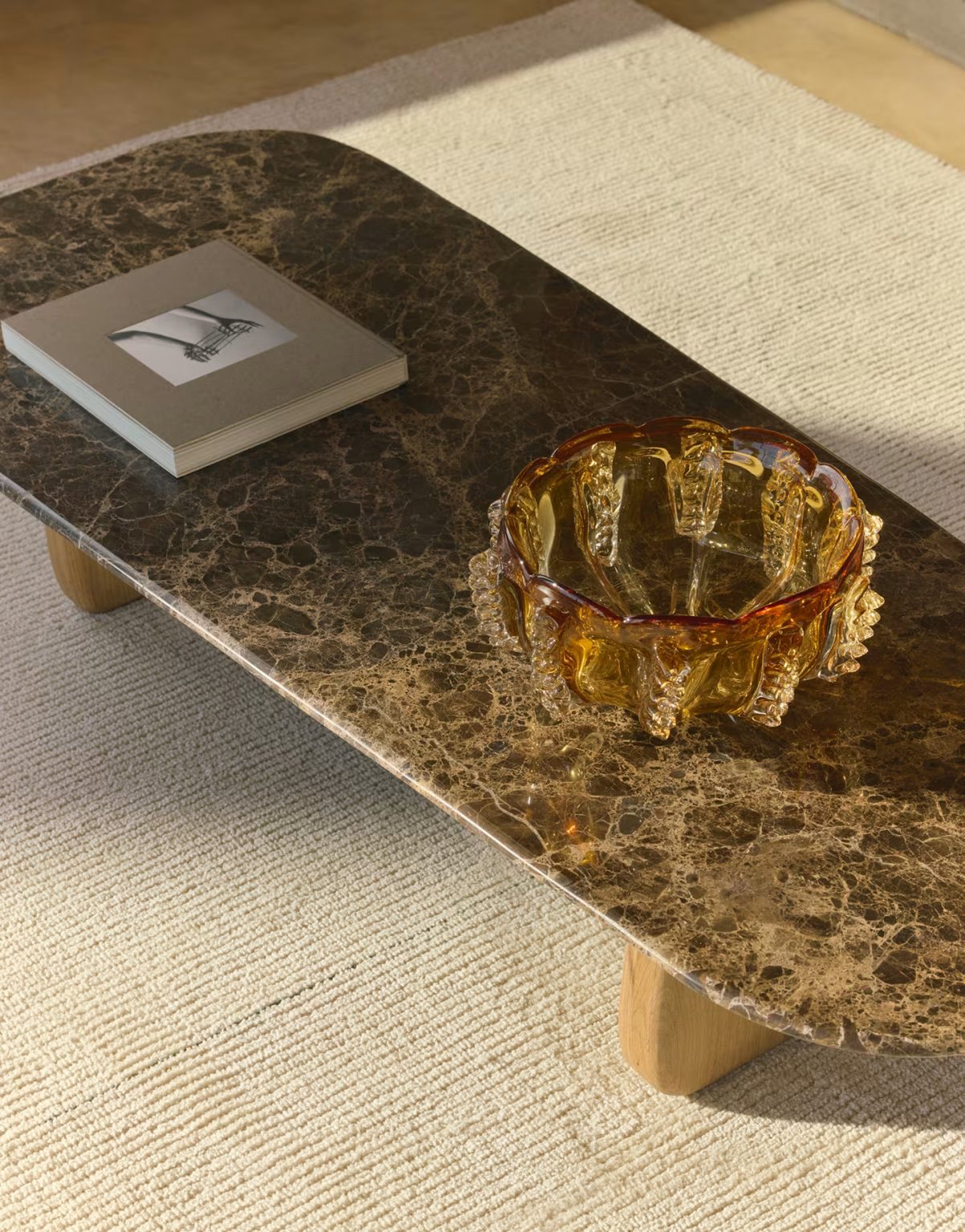 table basse marbre marron brun Kave Home 2026 : collection printemps/été