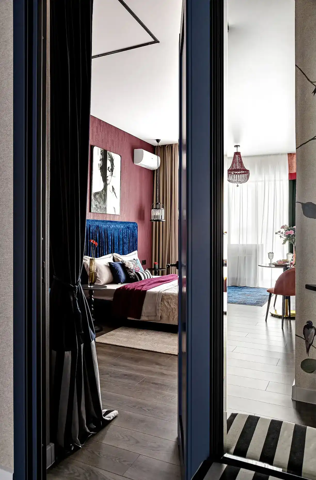 chambre lit bleu mur bordeaux appartement de 45m2 décoration maximaliste et colorée