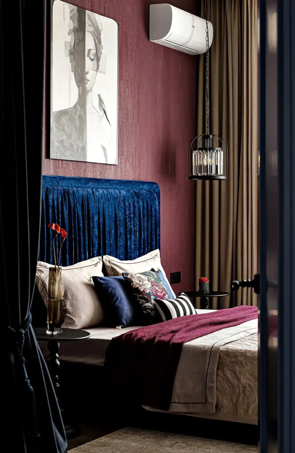 chambre lit bleu mur bordeaux appartement de 45m2 décoration maximaliste et colorée