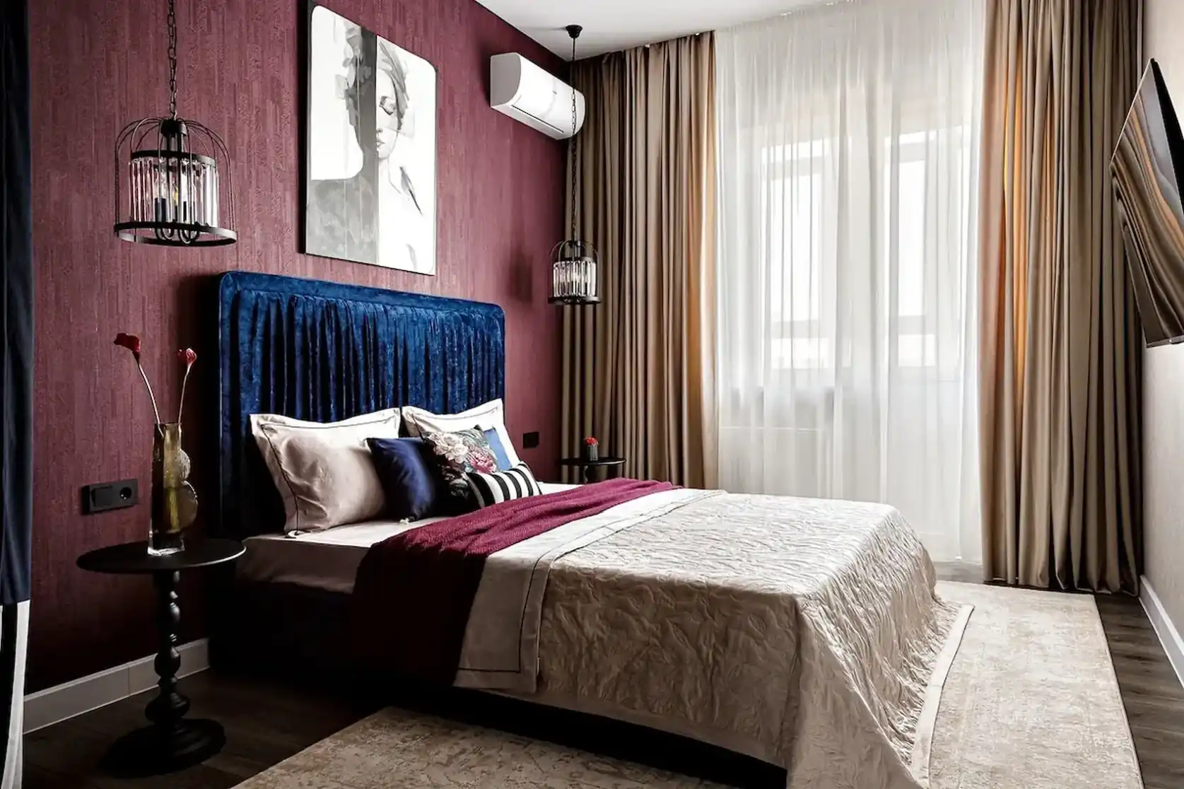 chambre lit bleu mur bordeaux appartement de 45m2 décoration maximaliste et colorée