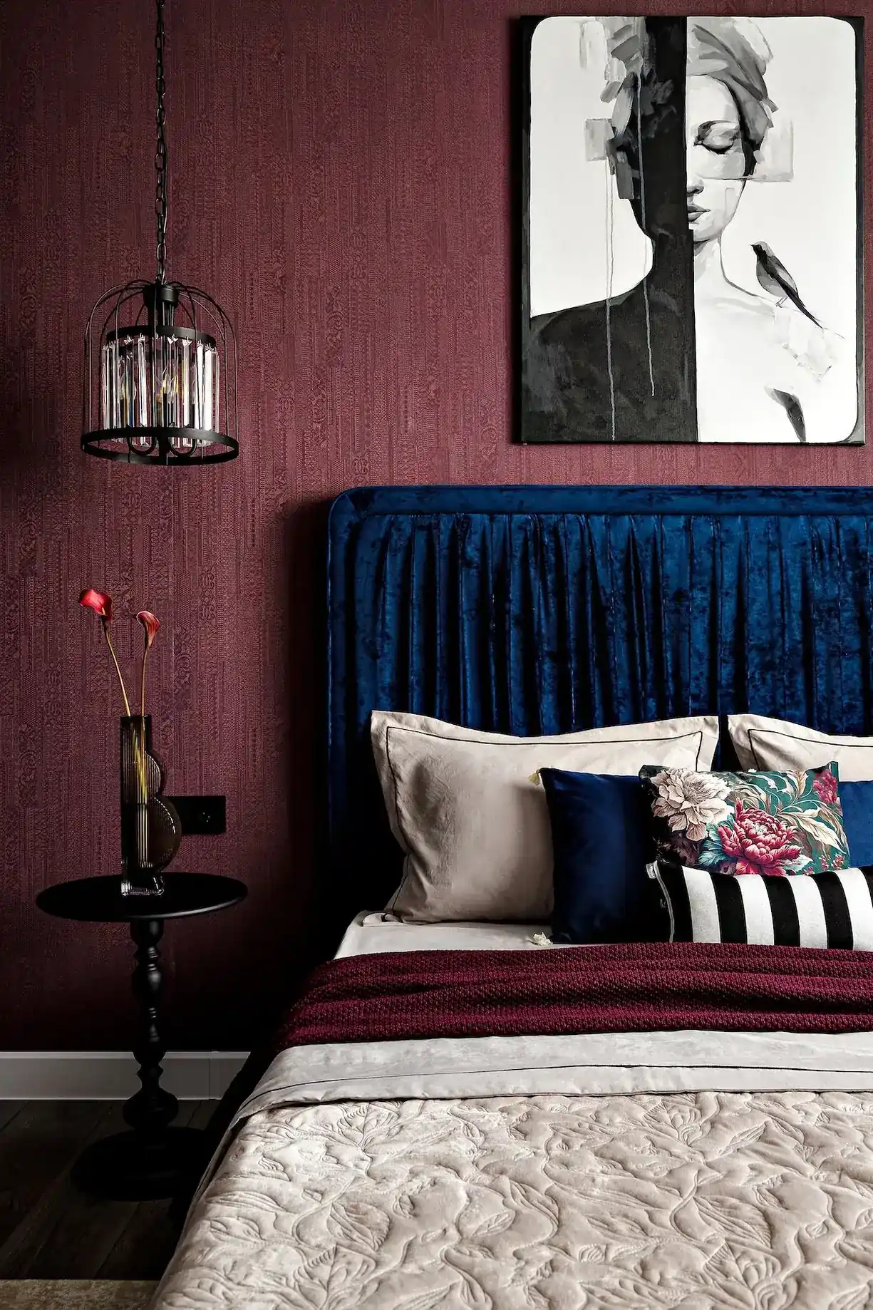 chambre lit bleu mur bordeaux appartement de 45m2 décoration maximaliste et colorée