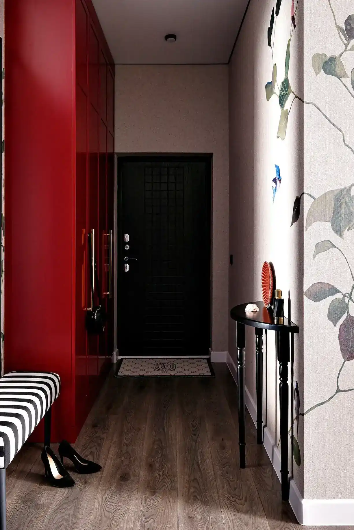 entrée banc rayé placard rouge appartement de 45m2 décoration maximaliste et colorée