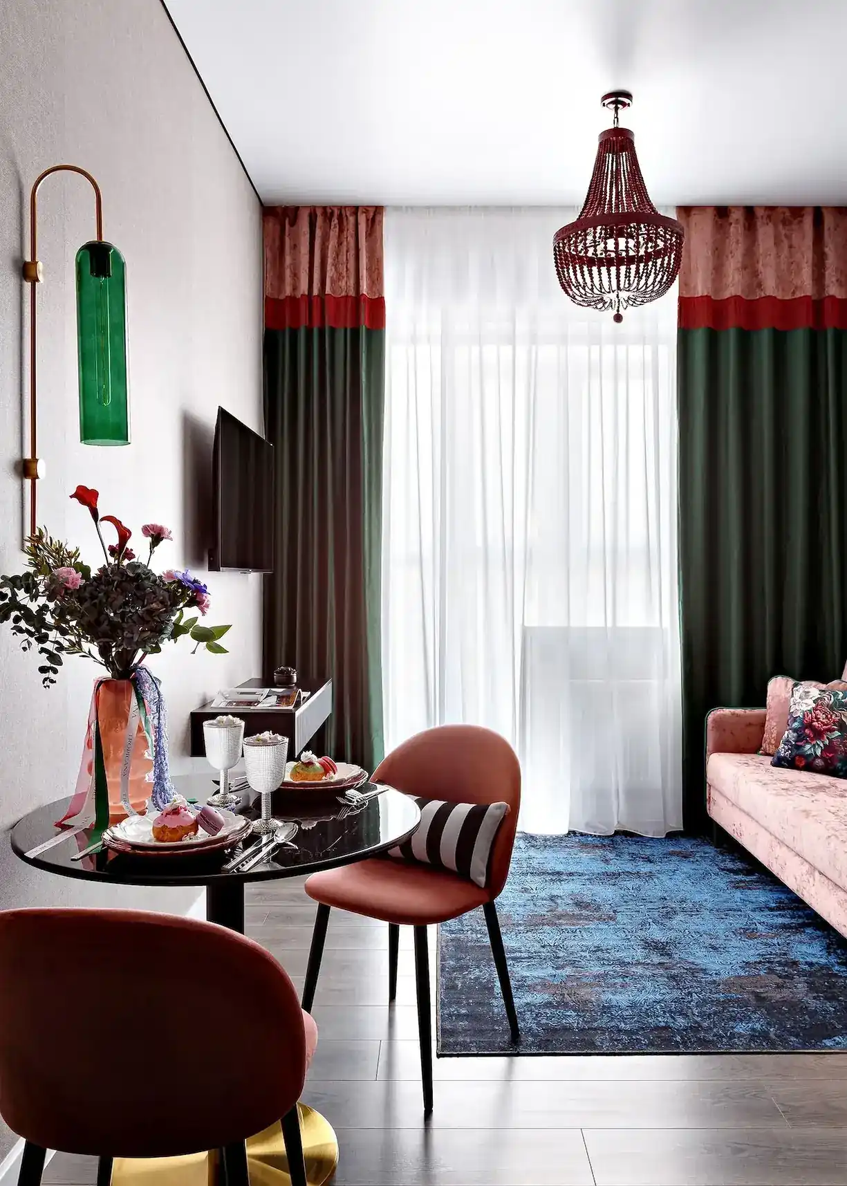 salon et petite salle à manger appartement de 45m2 décoration maximaliste et colorée