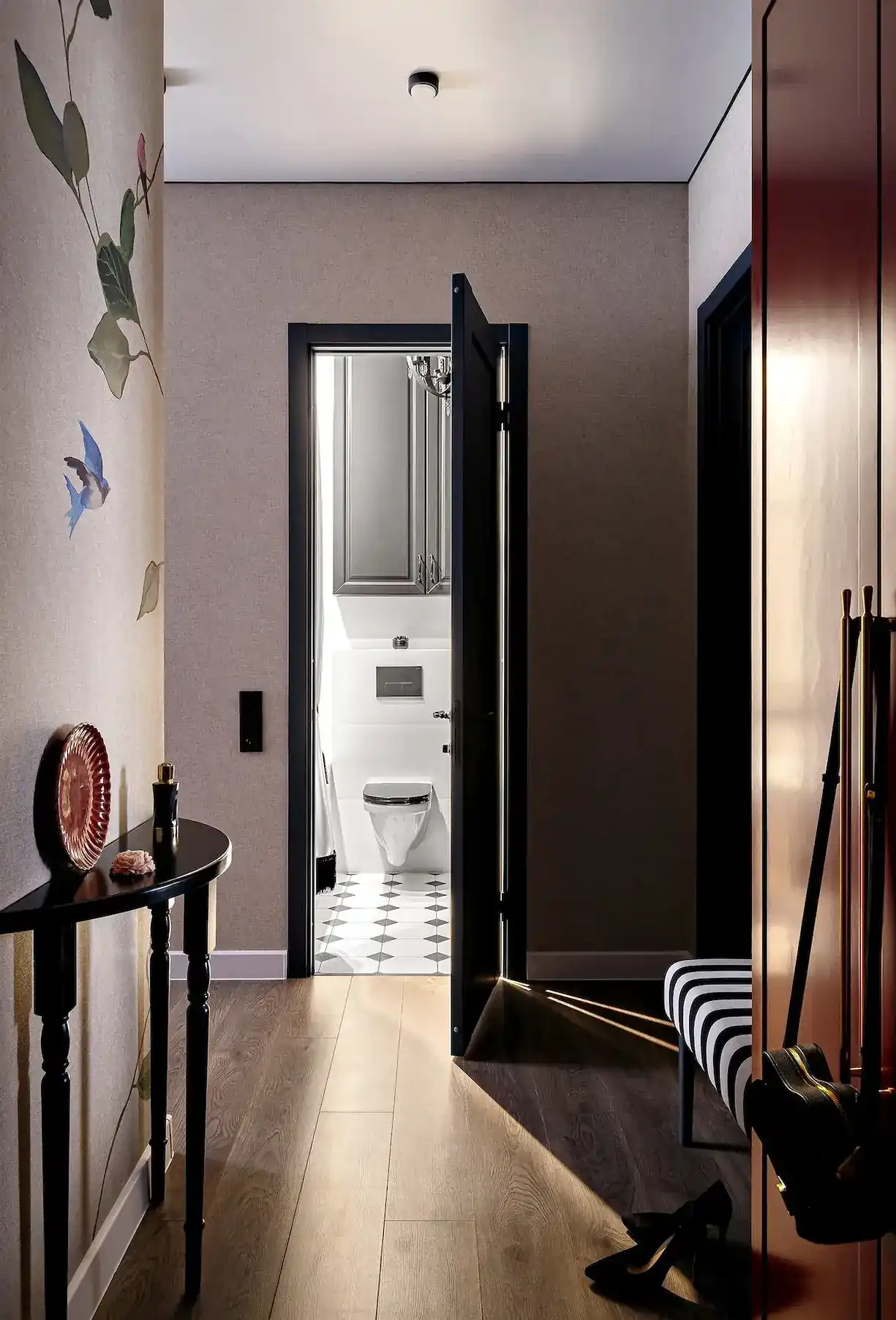 entrée banc rayé placard rouge appartement de 45m2 décoration maximaliste et colorée