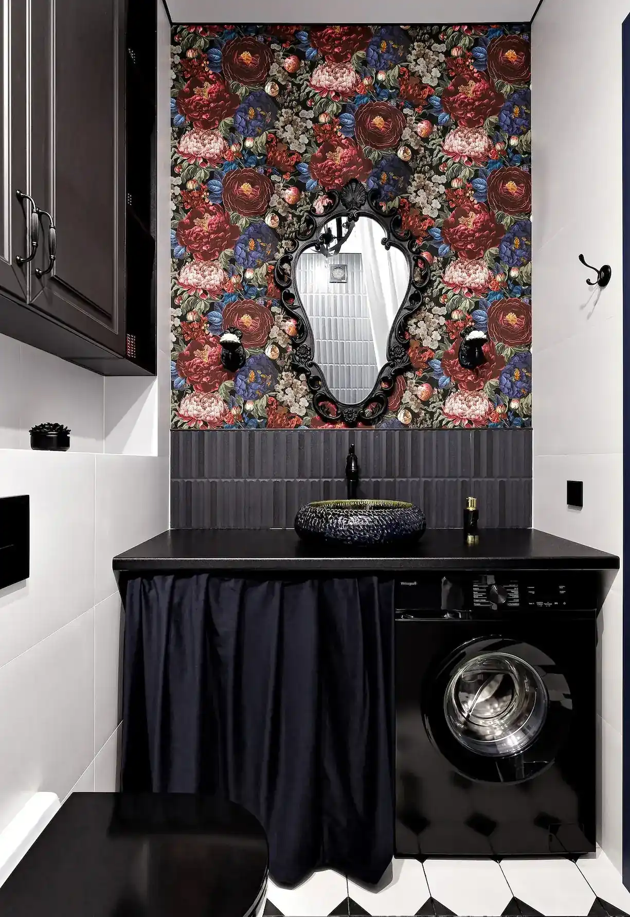 salle de bain baroque et glamour avec papier-peint fleuri maximaliste