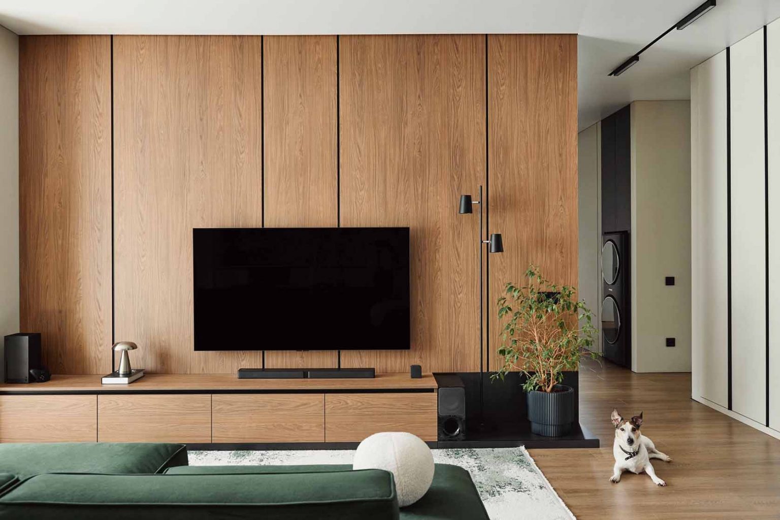 salon avec canapé vert en velours appartement 105m2 décoration contemporaine