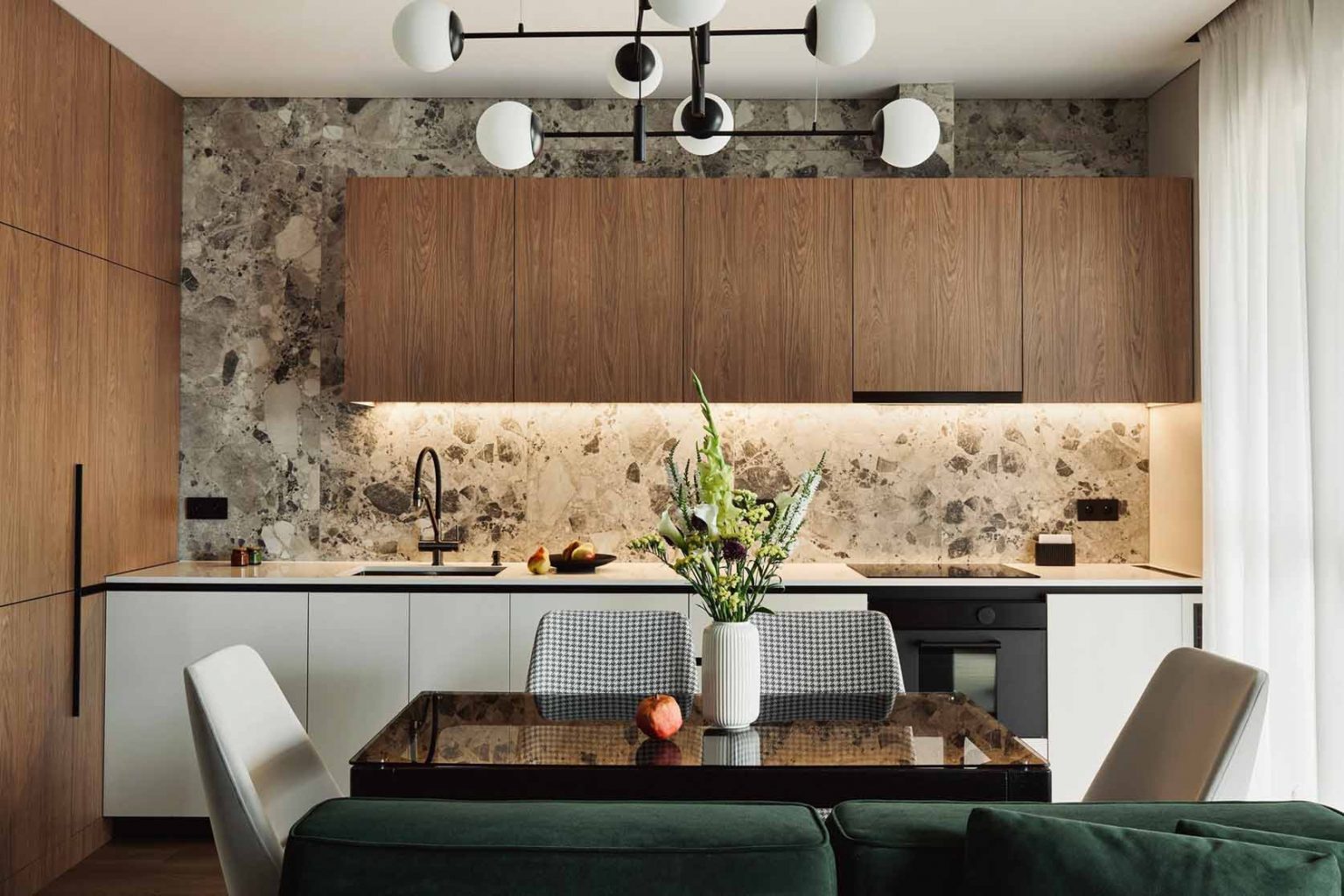 cuisine design ouverte et salon avec canapé vert en velours appartement 105m2 décoration contemporaine