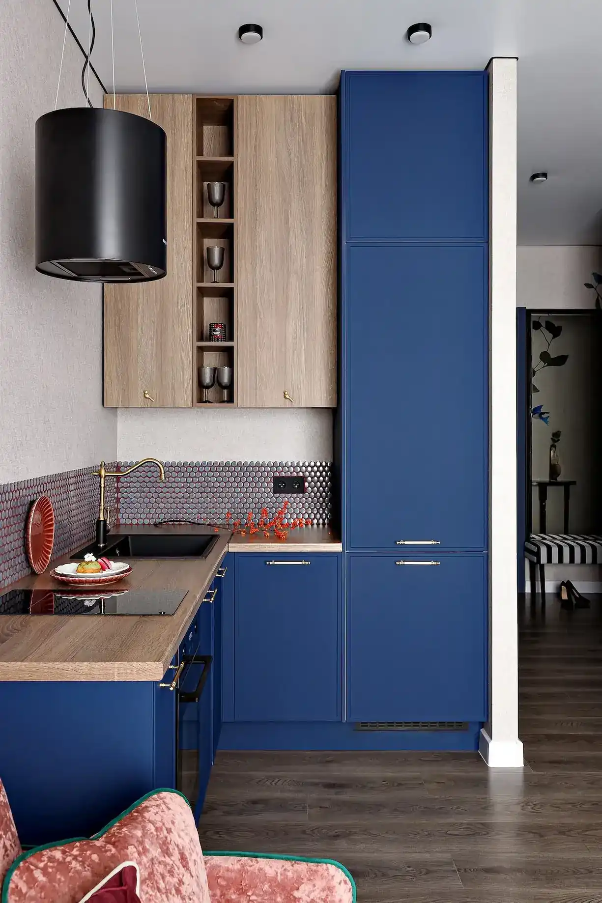 cuisine ouverte bleue et bois appartement de 45m2 décoration maximaliste et colorée