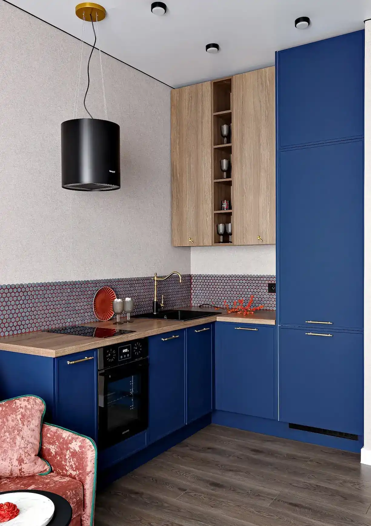 cuisine ouverte bleue et bois appartement de 45m2 décoration maximaliste et colorée