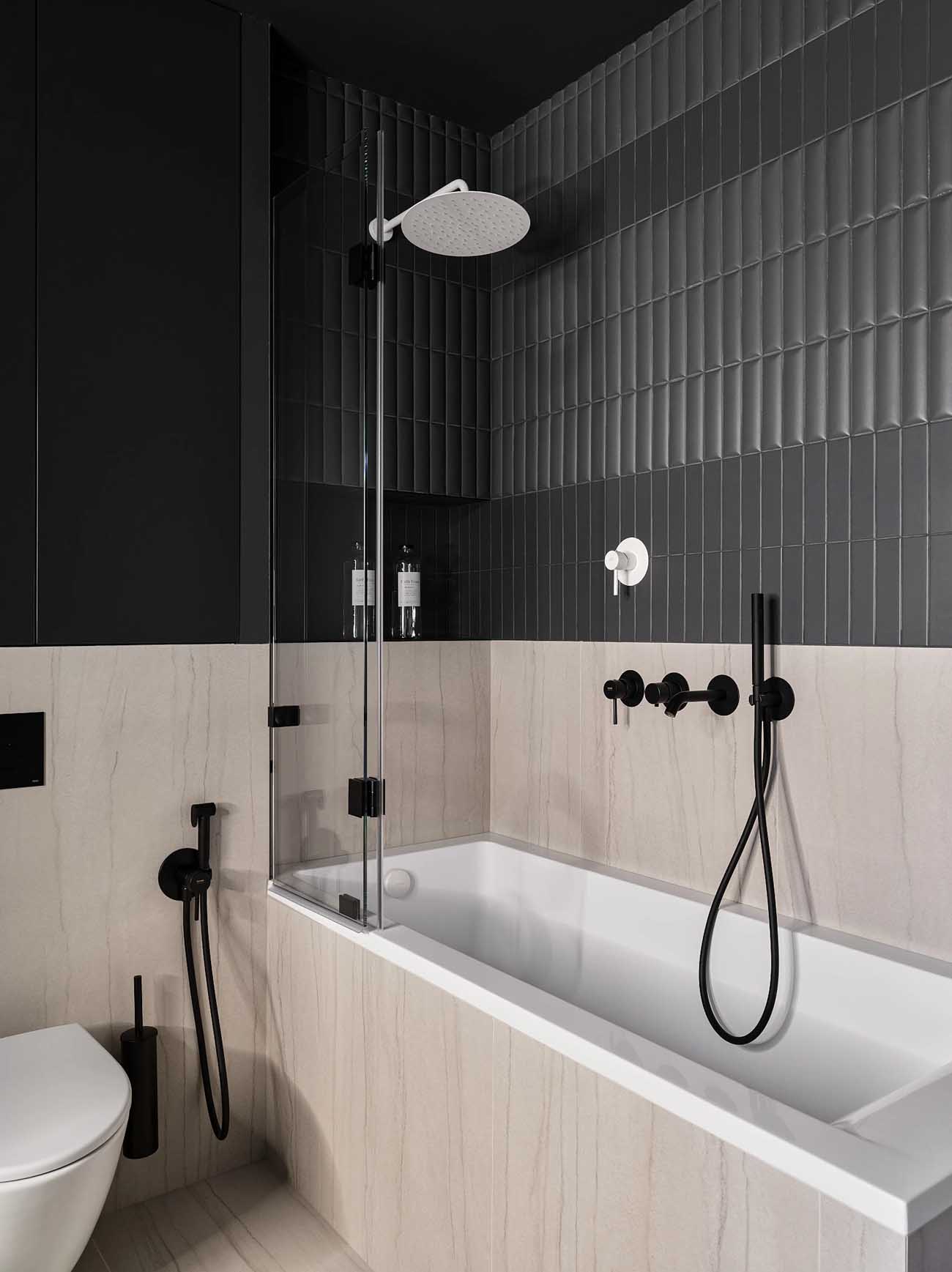 salle de bain marbre beige et carrelage noir décoration design deux-pièces 55m2 salle de bain marbre beige et carrelage noir décoration design deux-pièces 55m2
