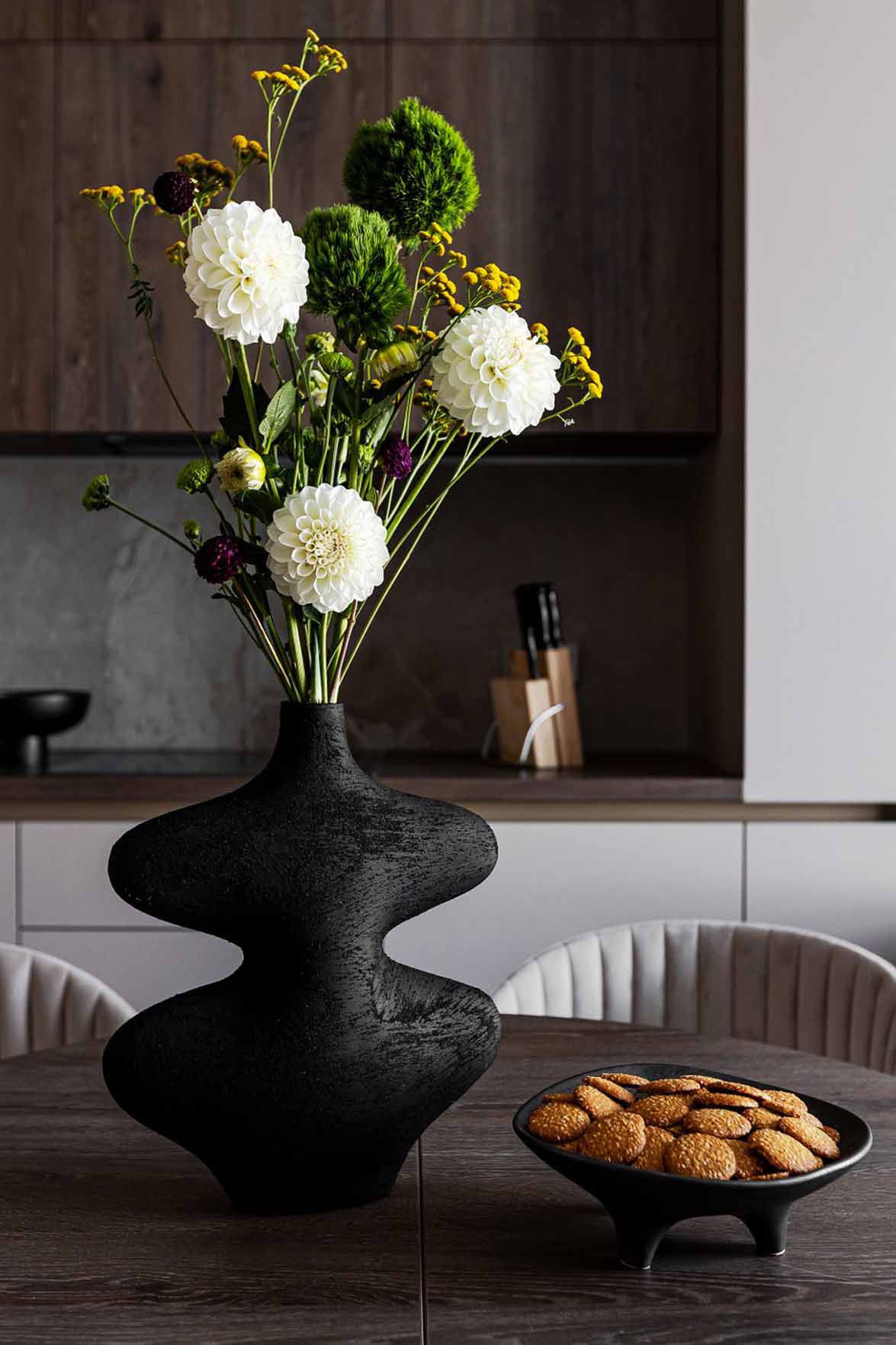 Dining room with white sofa and black and white rug, 60m2 neutral flat Dining room with white sofa and black and white rug, 60m2 neutral flat