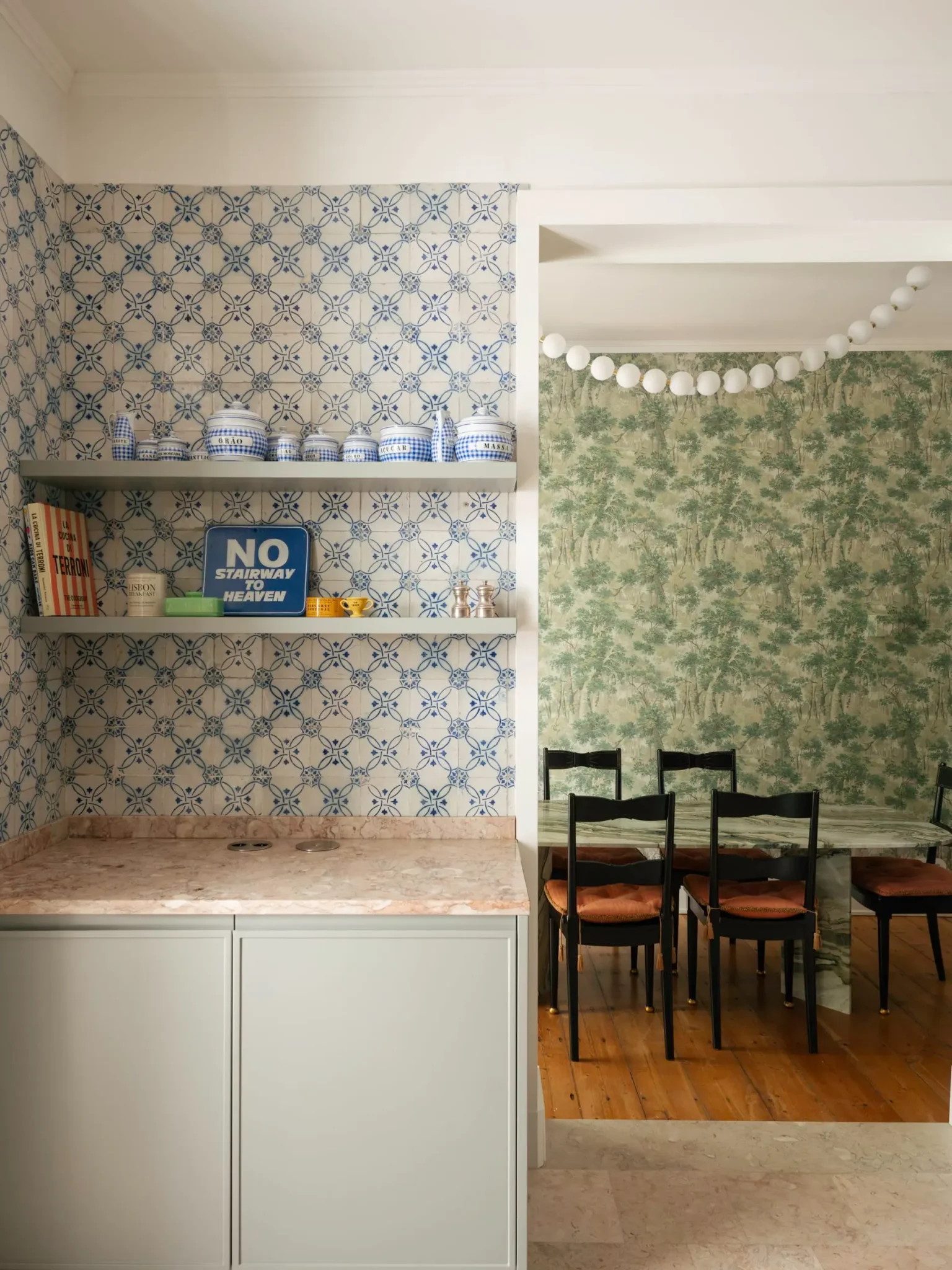 cuisine et salle à manger avec papier-peint végétal vert décoration vintage appartement ancien Lisbonne