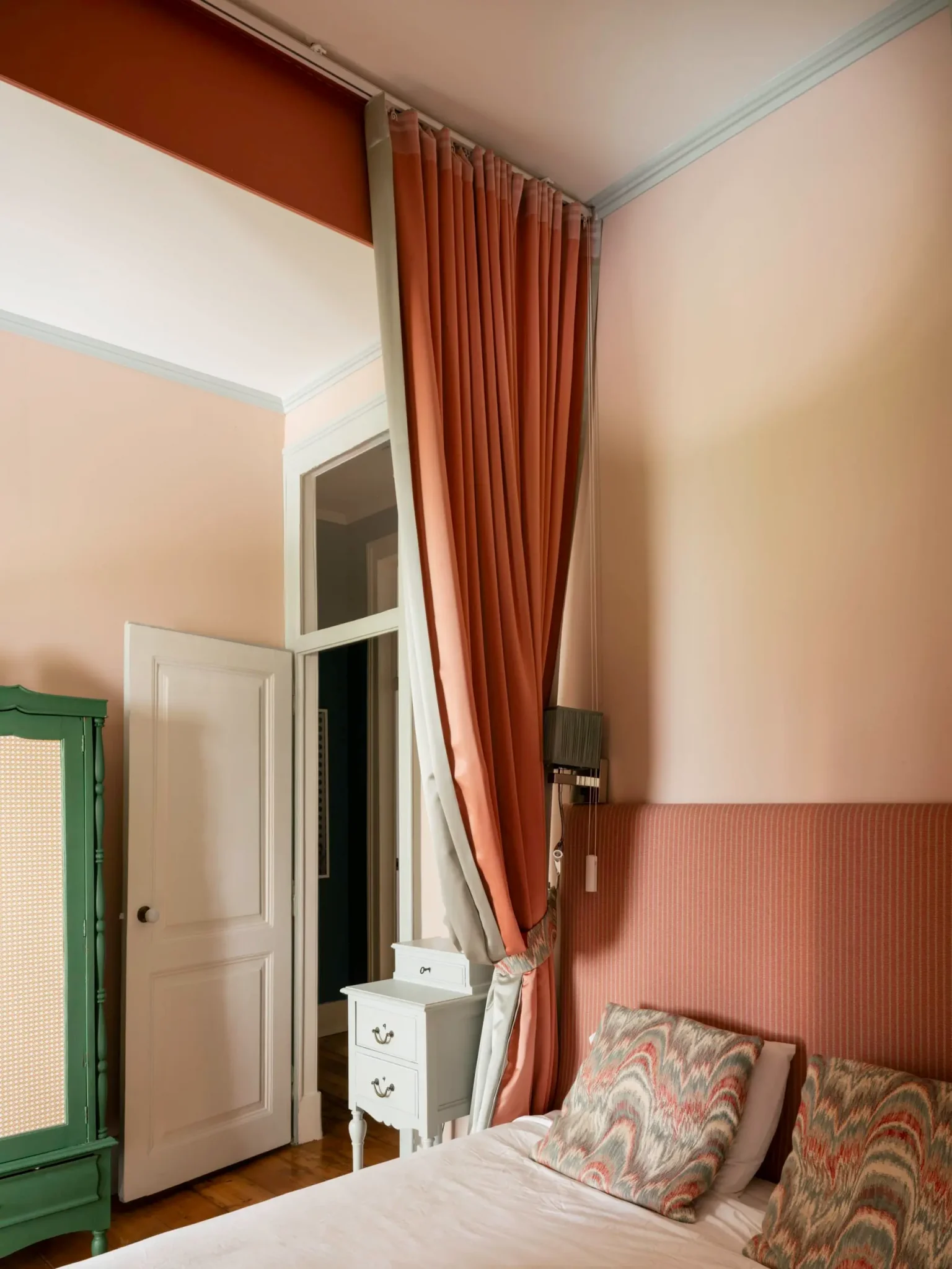 chambre rose décoration vintage appartement ancien Lisbonne