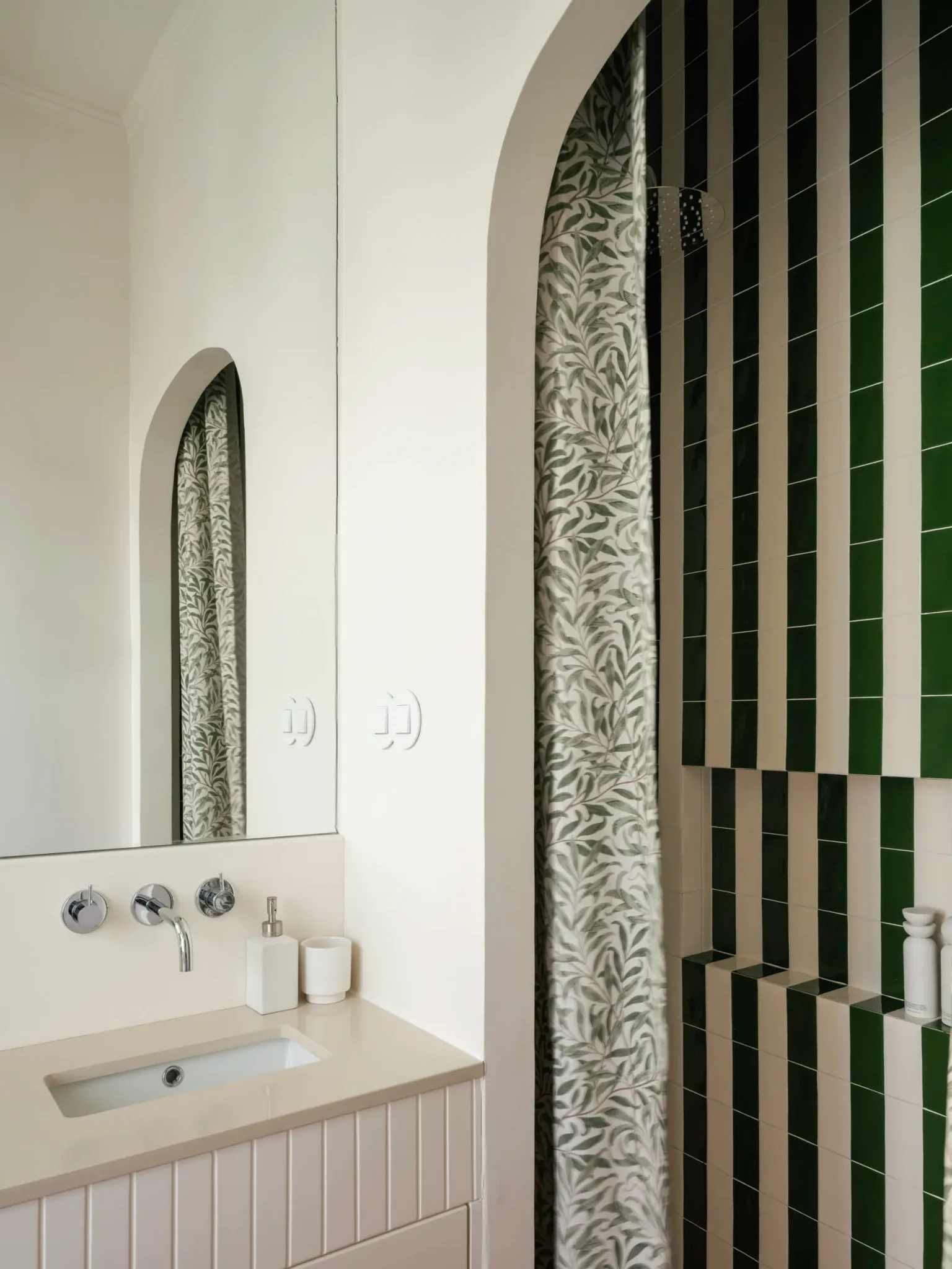 salle de bain blanche et verte décoration vintage appartement ancien Lisbonne