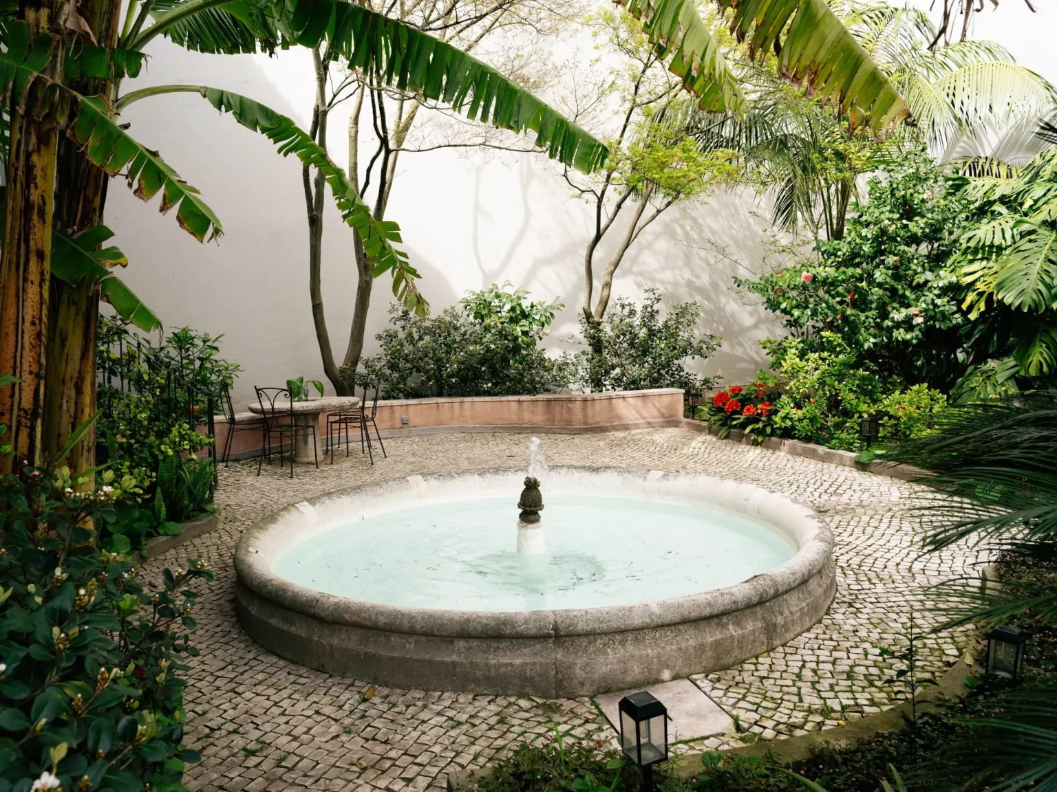 jardin avec bassin et fontaine appartement ancien Lisbonne