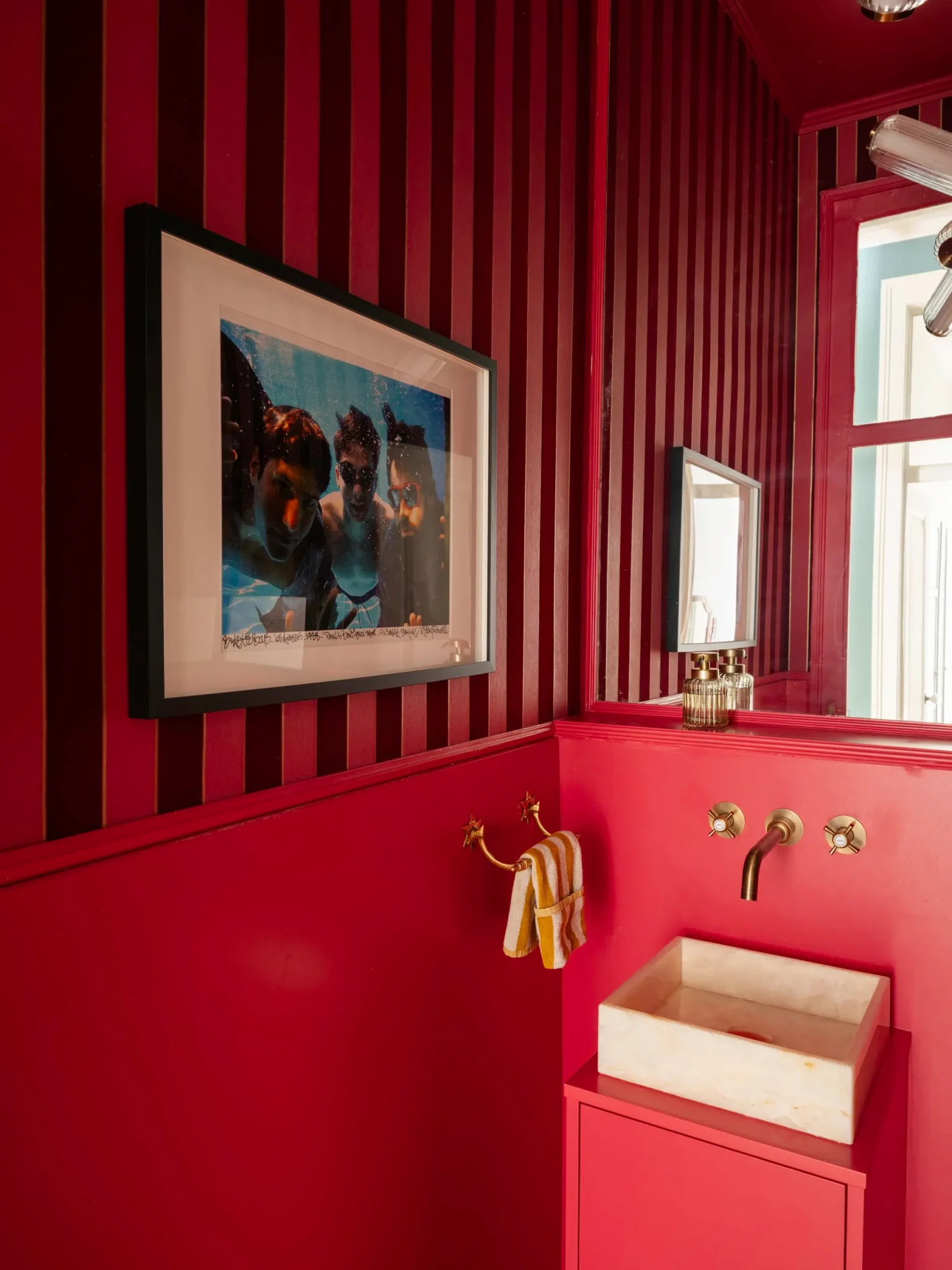salle de bain rouge et noire décoration vintage appartement ancien Lisbonne