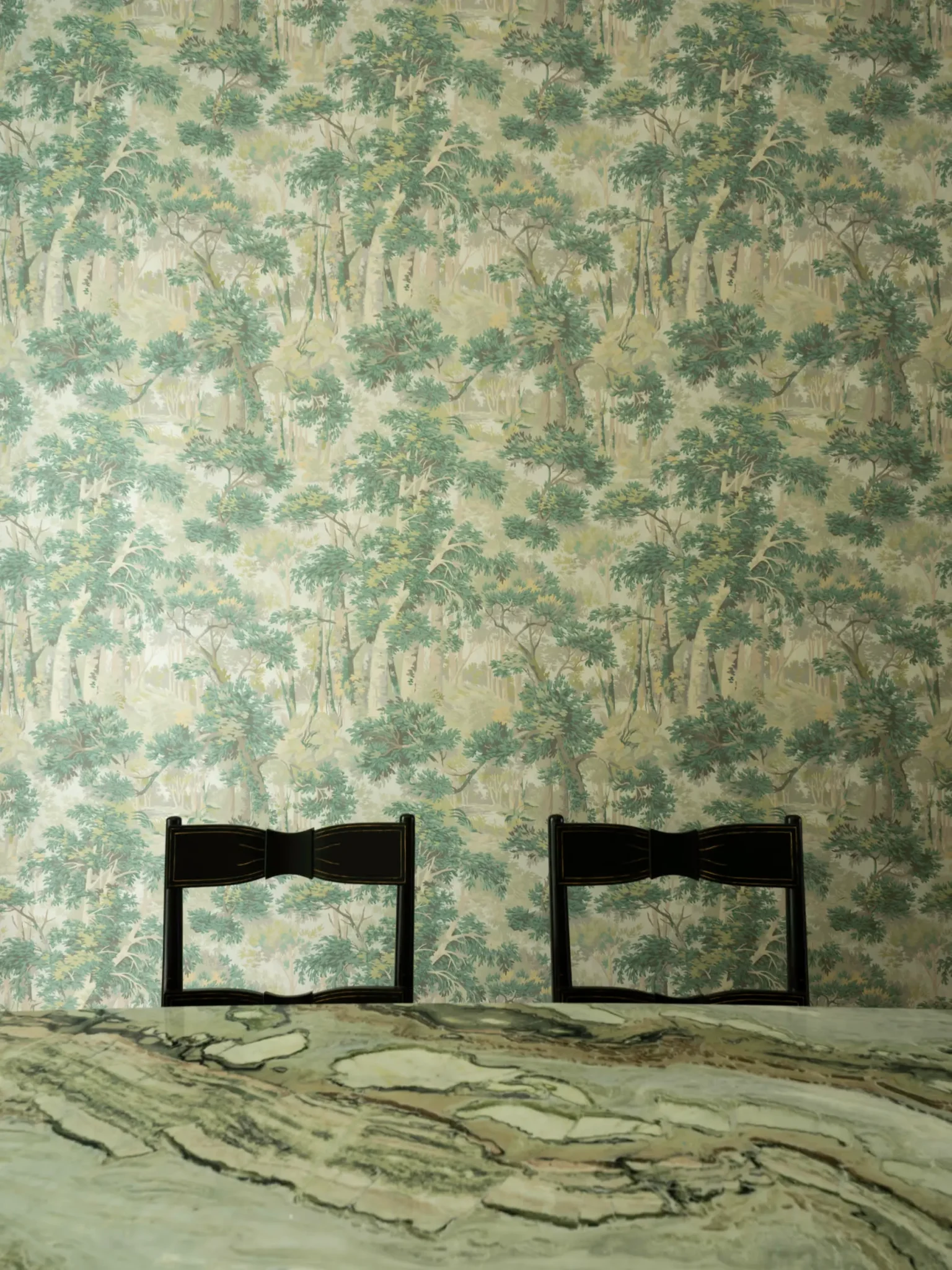 salle à manger avec papier-peint végétal vert décoration vintage appartement ancien Lisbonne