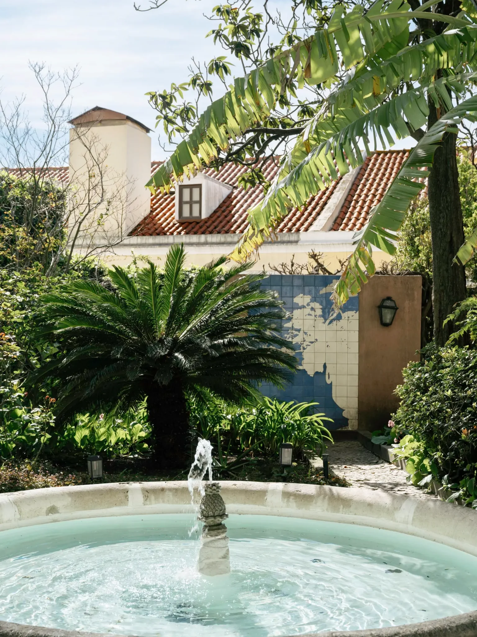 jardin avec bassin et fontaine appartement ancien Lisbonne
