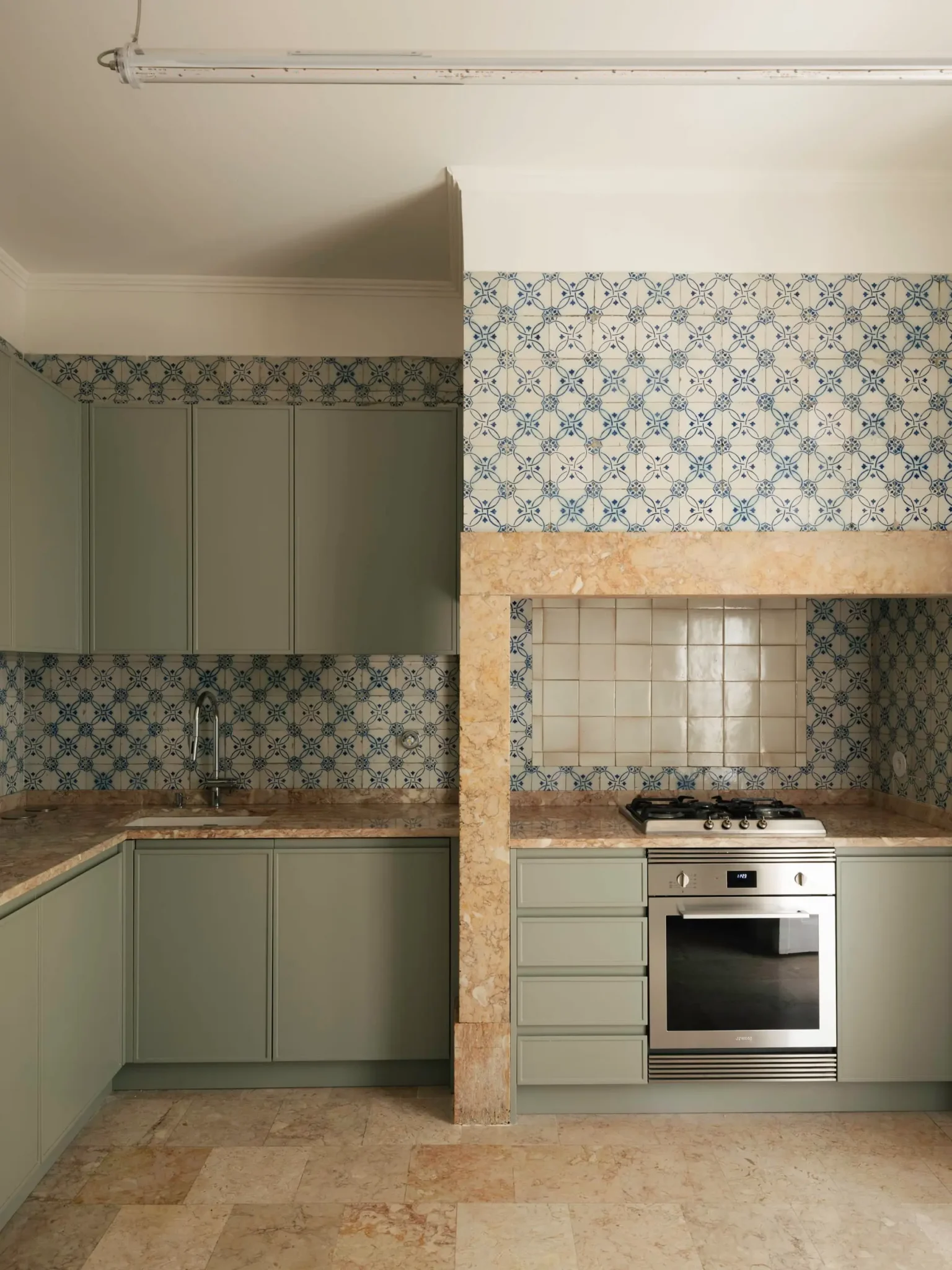 cuisine carrelage bleu et blanc azulejos décoration vintage appartement ancien Lisbonne