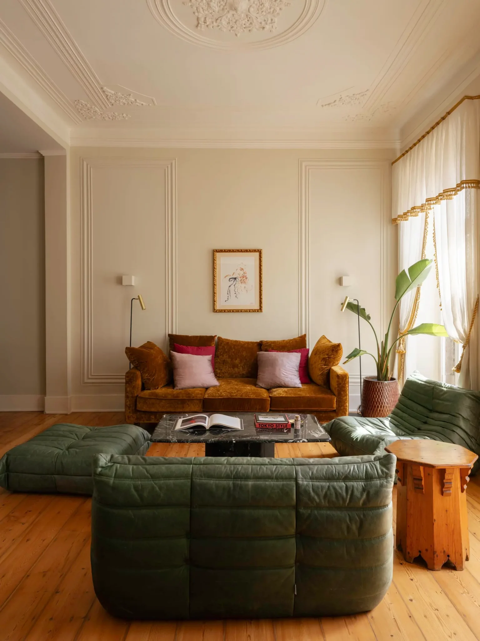 salon avec canapé cuir vert Togo décoration vintage appartement ancien Lisbonne