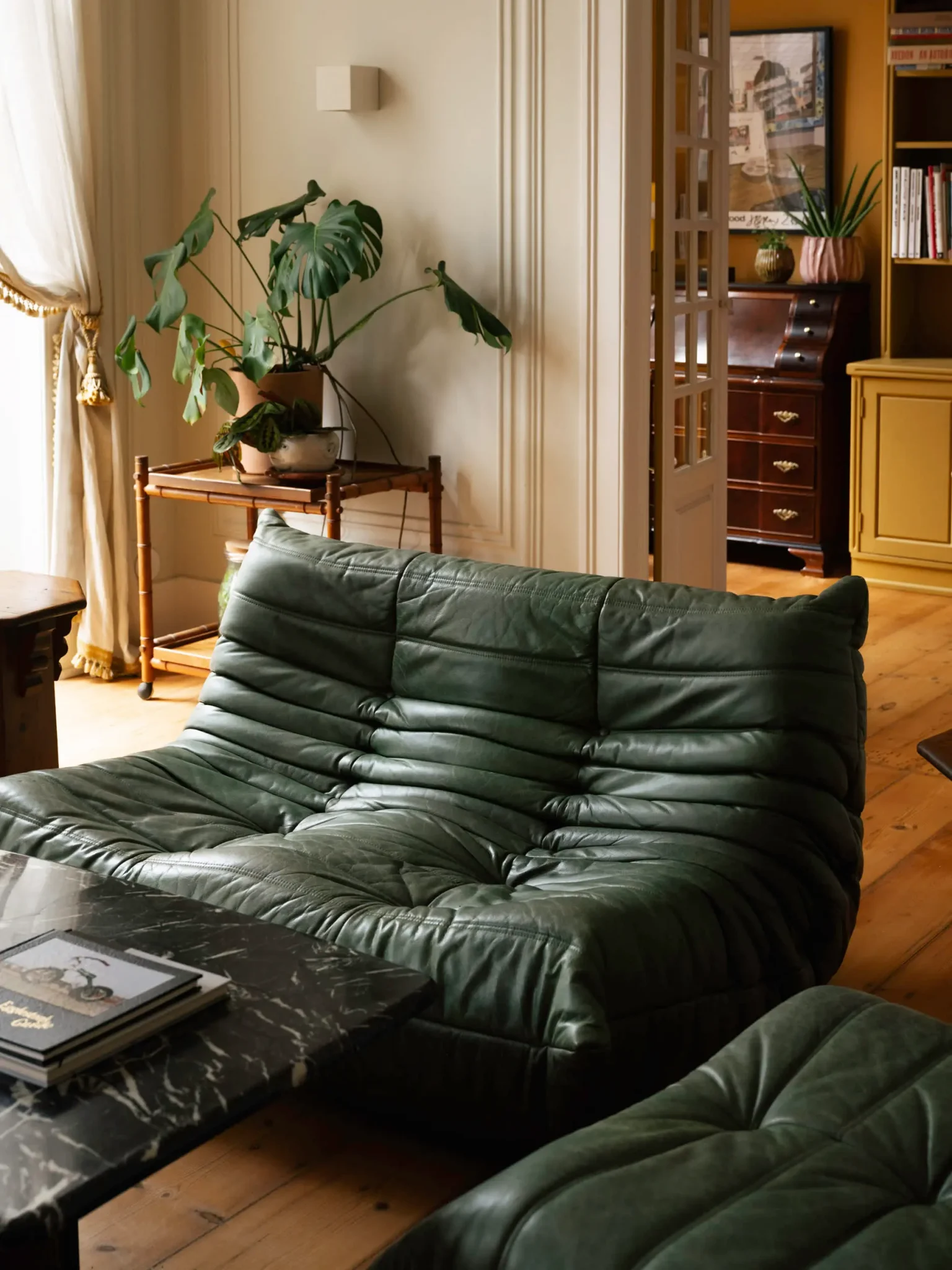 salon avec canapé cuir vert Togo décoration vintage appartement ancien Lisbonne
