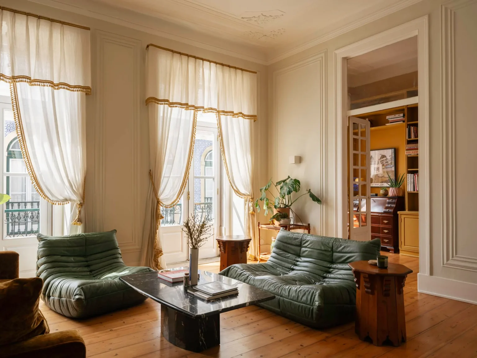 salon avec canapé cuir vert Togo décoration vintage appartement ancien Lisbonne