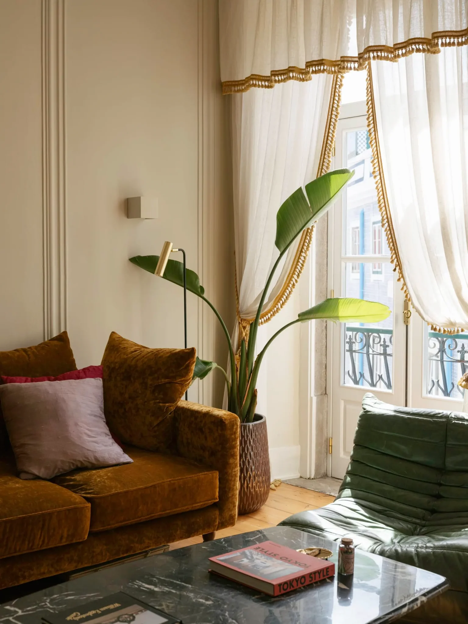salon avec canapé cuir vert Togo décoration vintage appartement ancien Lisbonne
