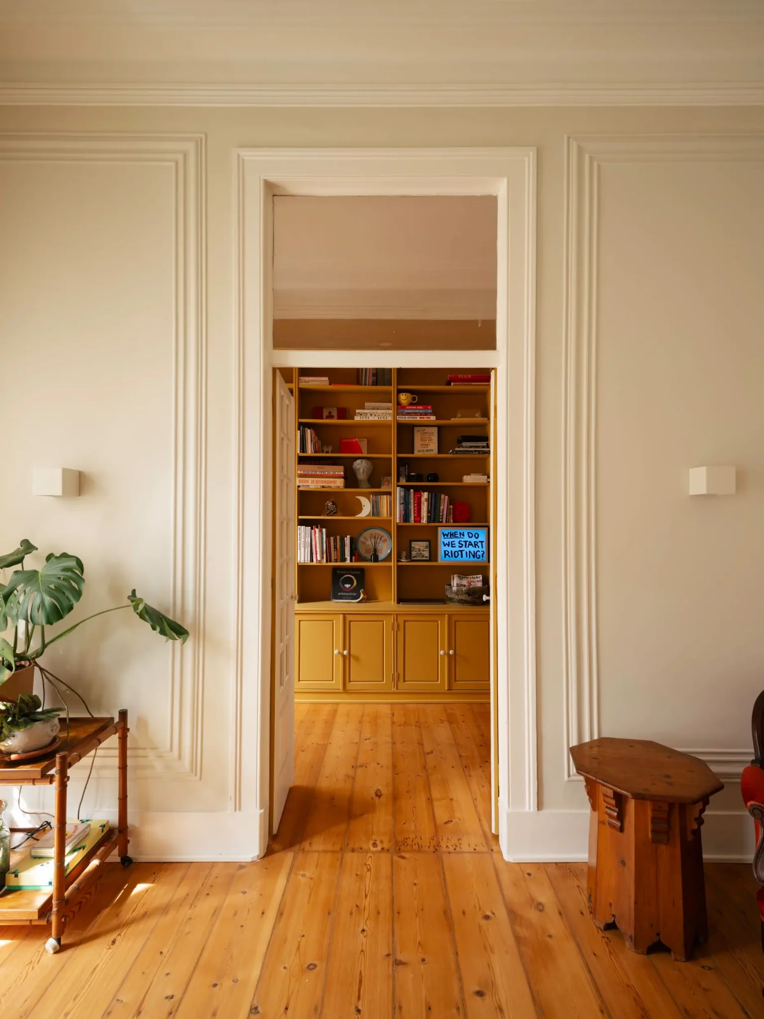salon avec bibliothèque décoration vintage appartement ancien Lisbonne