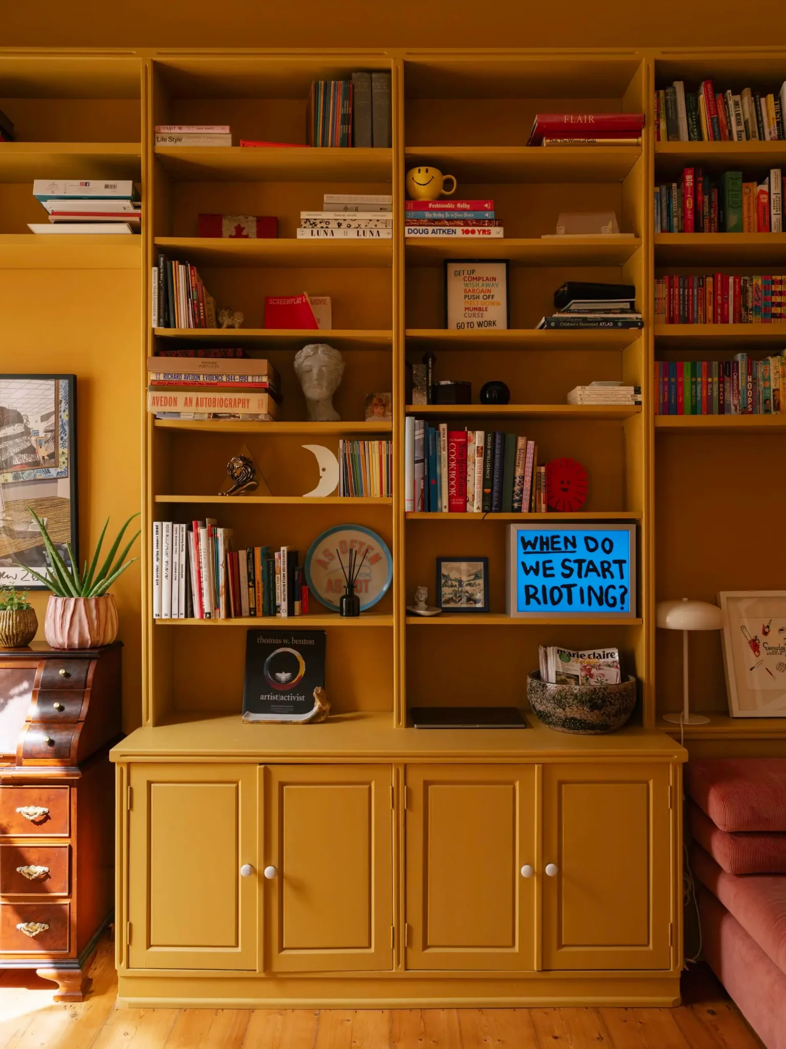 salon avec bibliothèque décoration vintage appartement ancien Lisbonne