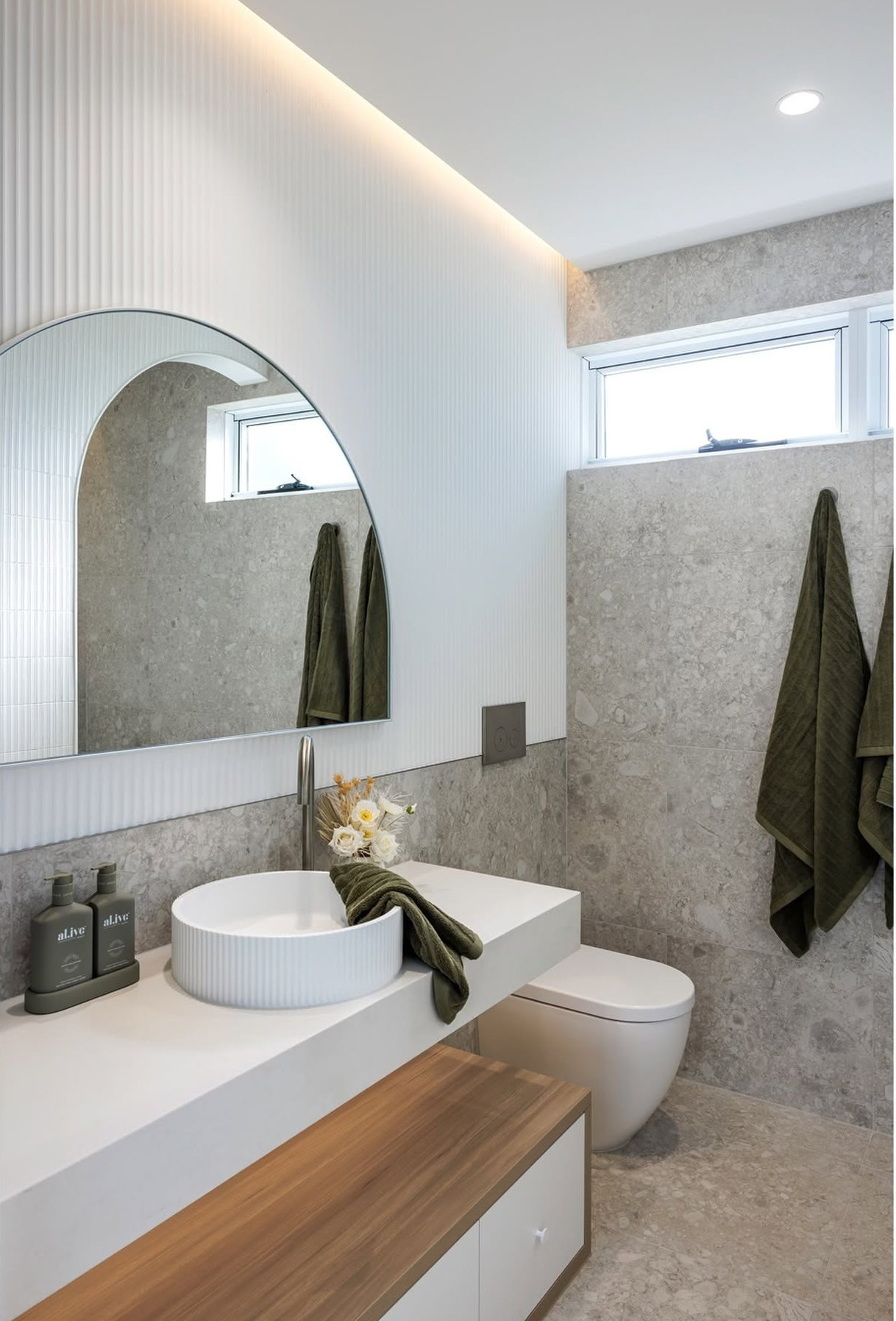 salle de bain design petite maison 56m2 Whitsunday par Arcopod