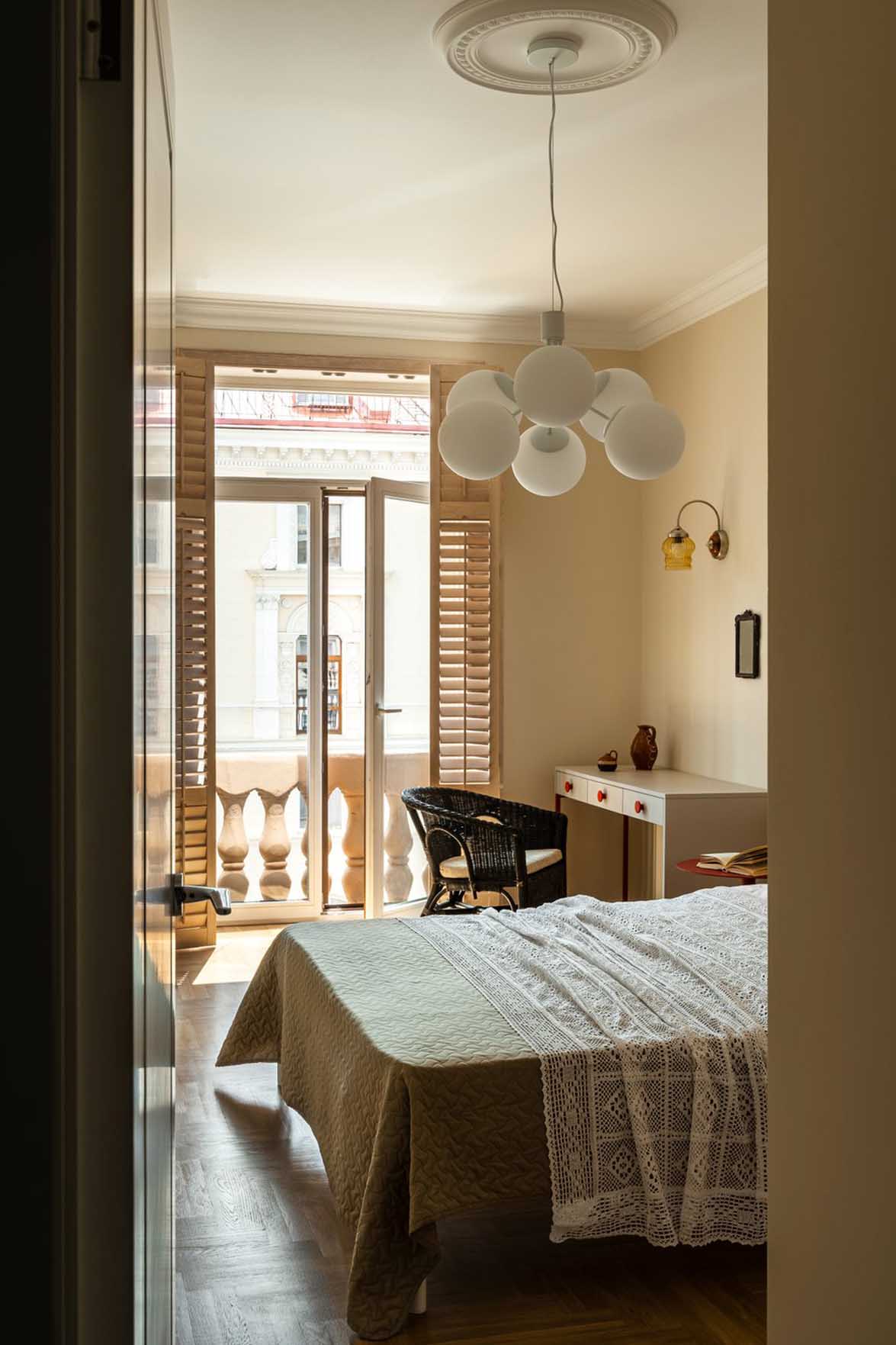 chambre avec volets intérieurs et espace bureau appartement 61m2 décoration vintage chambre avec volets intérieurs et espace bureau appartement 61m2 décoration vintage