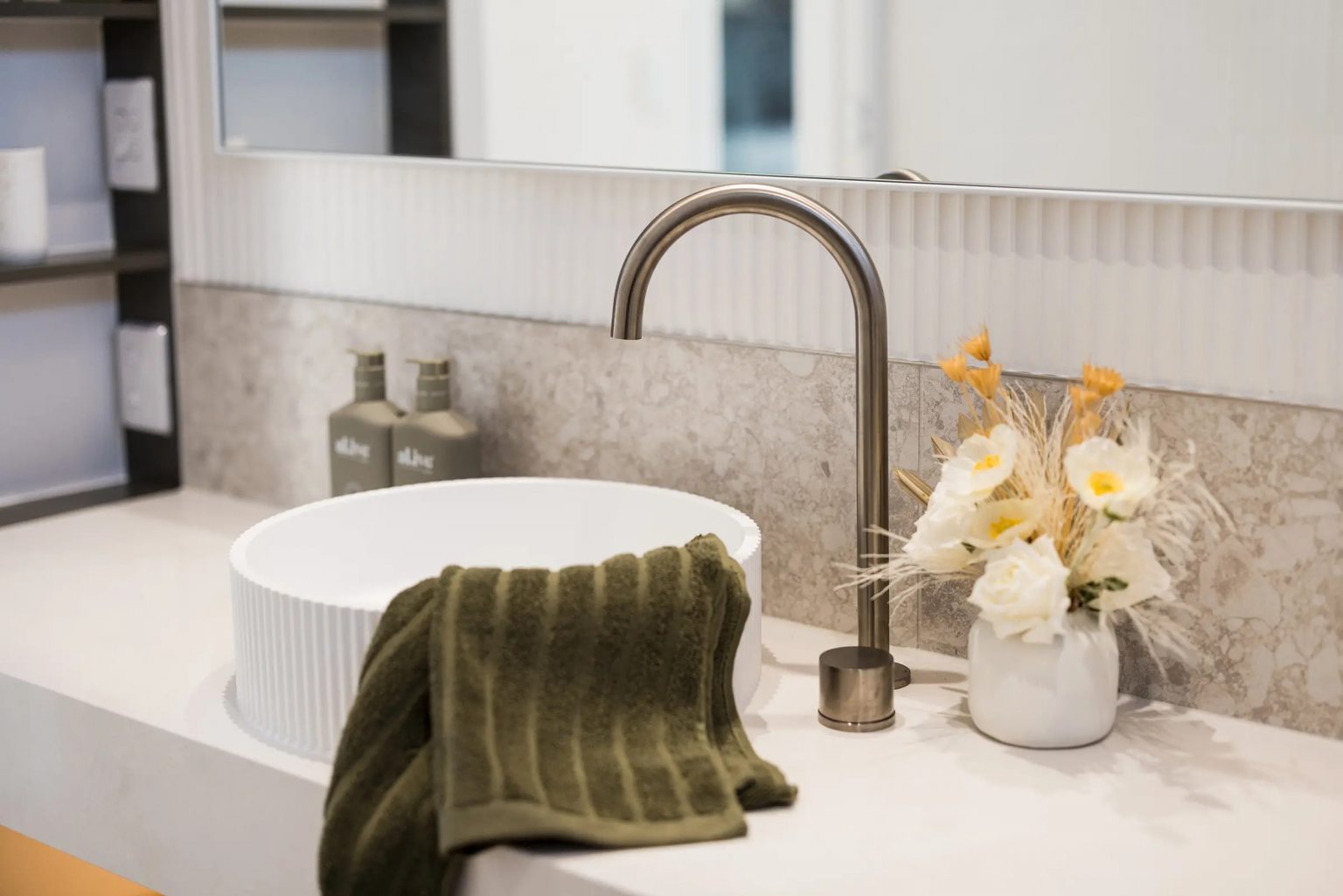 salle de bain design petite maison 56m2 Whitsunday par Arcopod