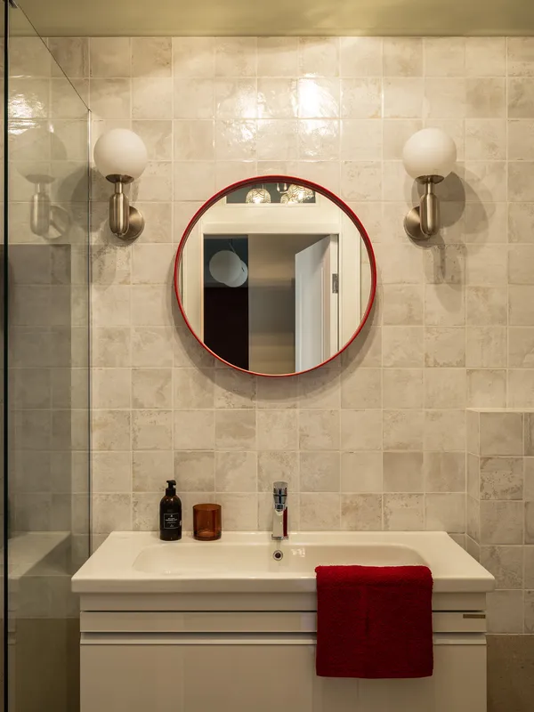 salle de bain contemporaine avec miroir rouge salle de bain contemporaine avec miroir rouge