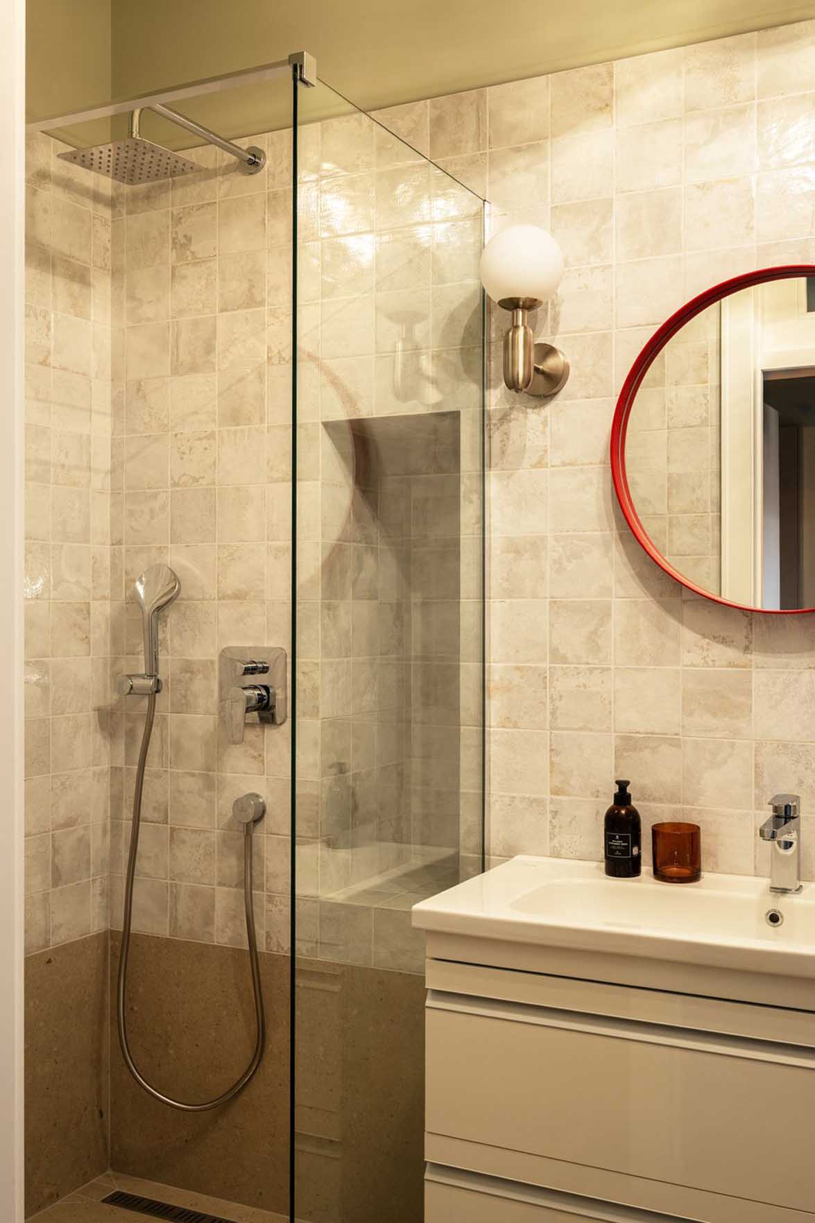 salle d salle d'eau avec douche carrelée moderne