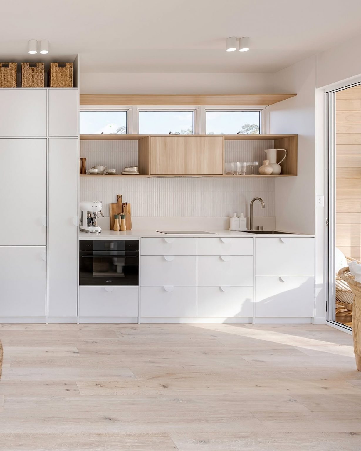 cuisine décoration blanche et bois petite maison 56m2 Whitsunday par Arcopod