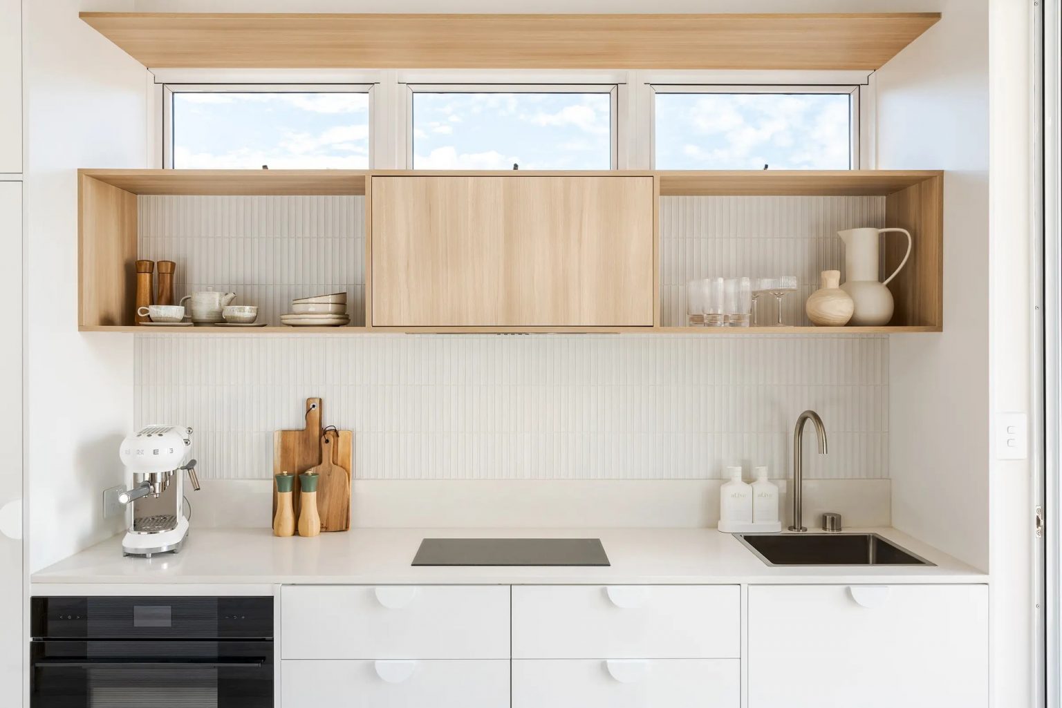 cuisine blanche et bois petite maison 56m2 Whitsunday par Arcopod