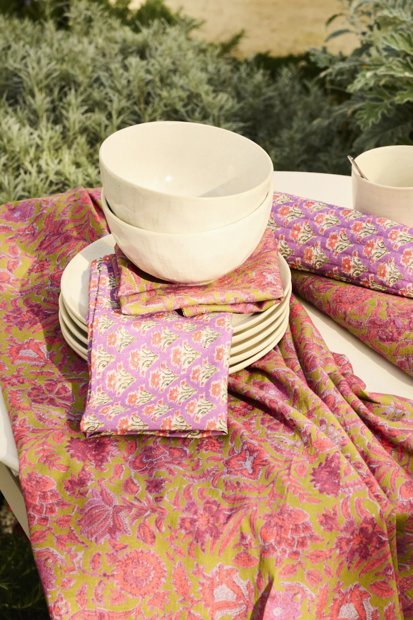 vaisselle sur nappe provençale catalogue Outdoor Maisons du Monde 2026
