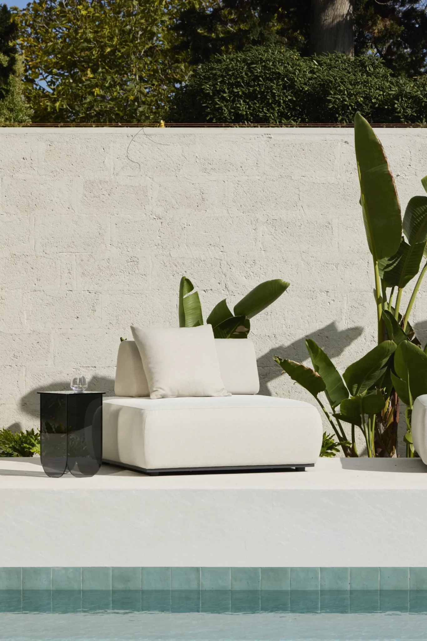 terrasse contemporaine avec piscine catalogue Outdoor Maisons du Monde 2026