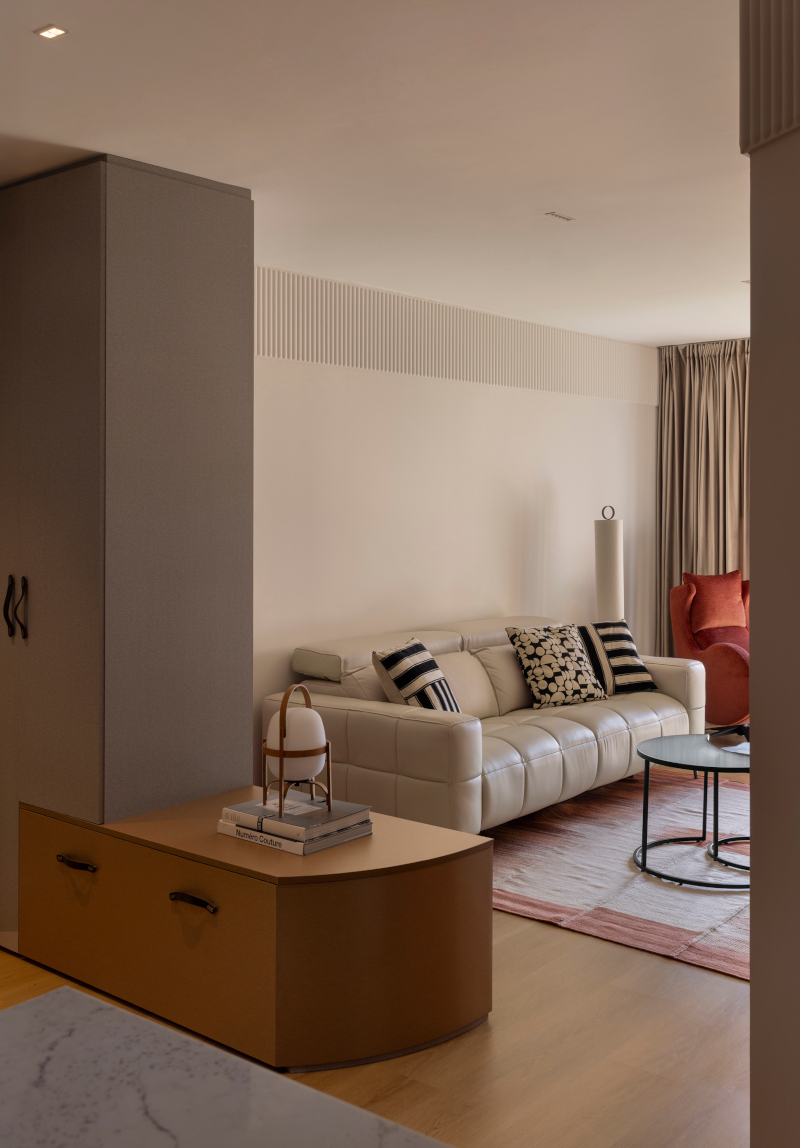 salon canapé cuir beige décoration contemporaine appartement rénové 70m2