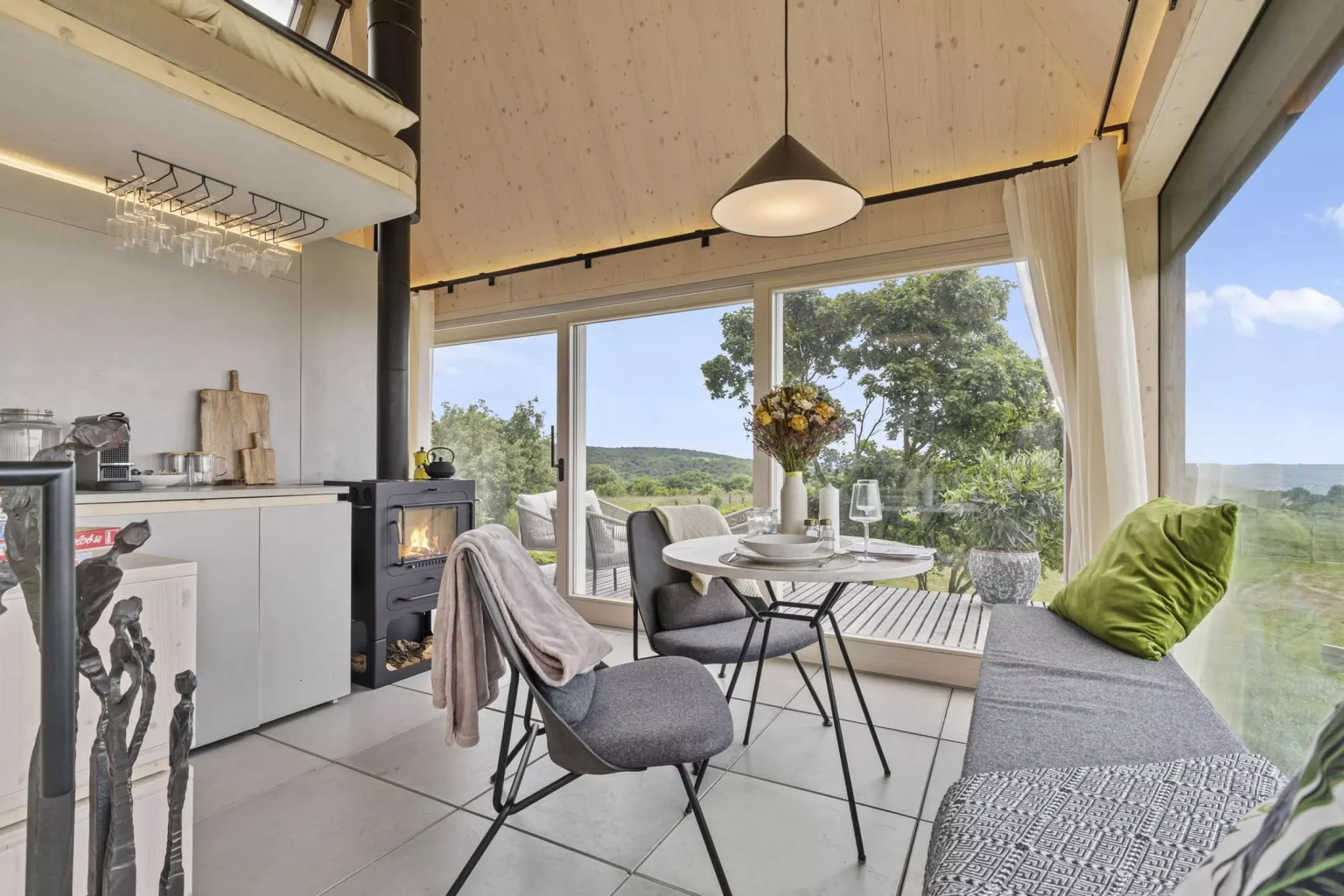 salon et cuisine mini maison de 20m2 Cabin Devín par Ark-Shelter