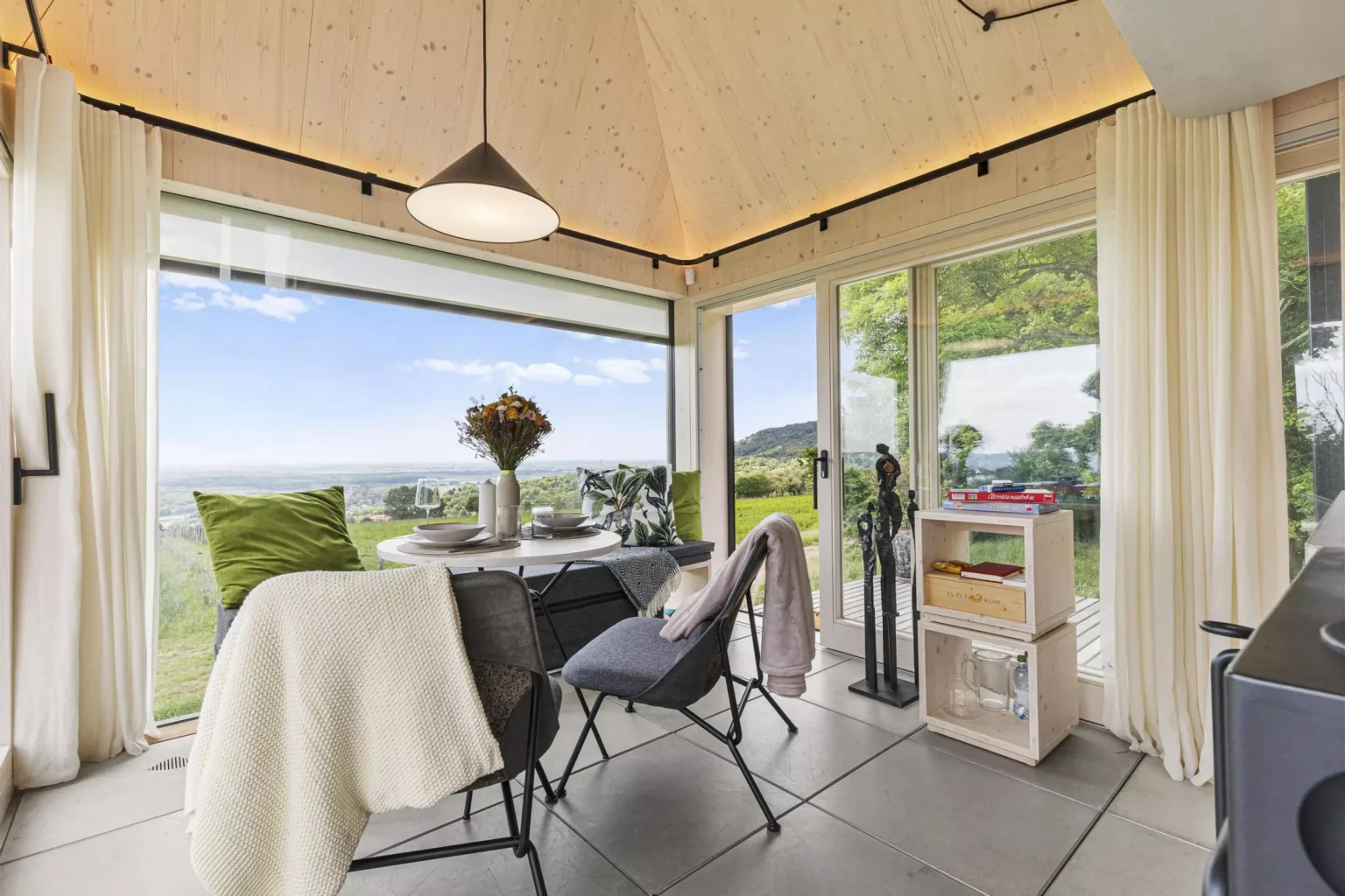 salle à manger mini maison de 20m2 Cabin Devín par Ark-Shelter