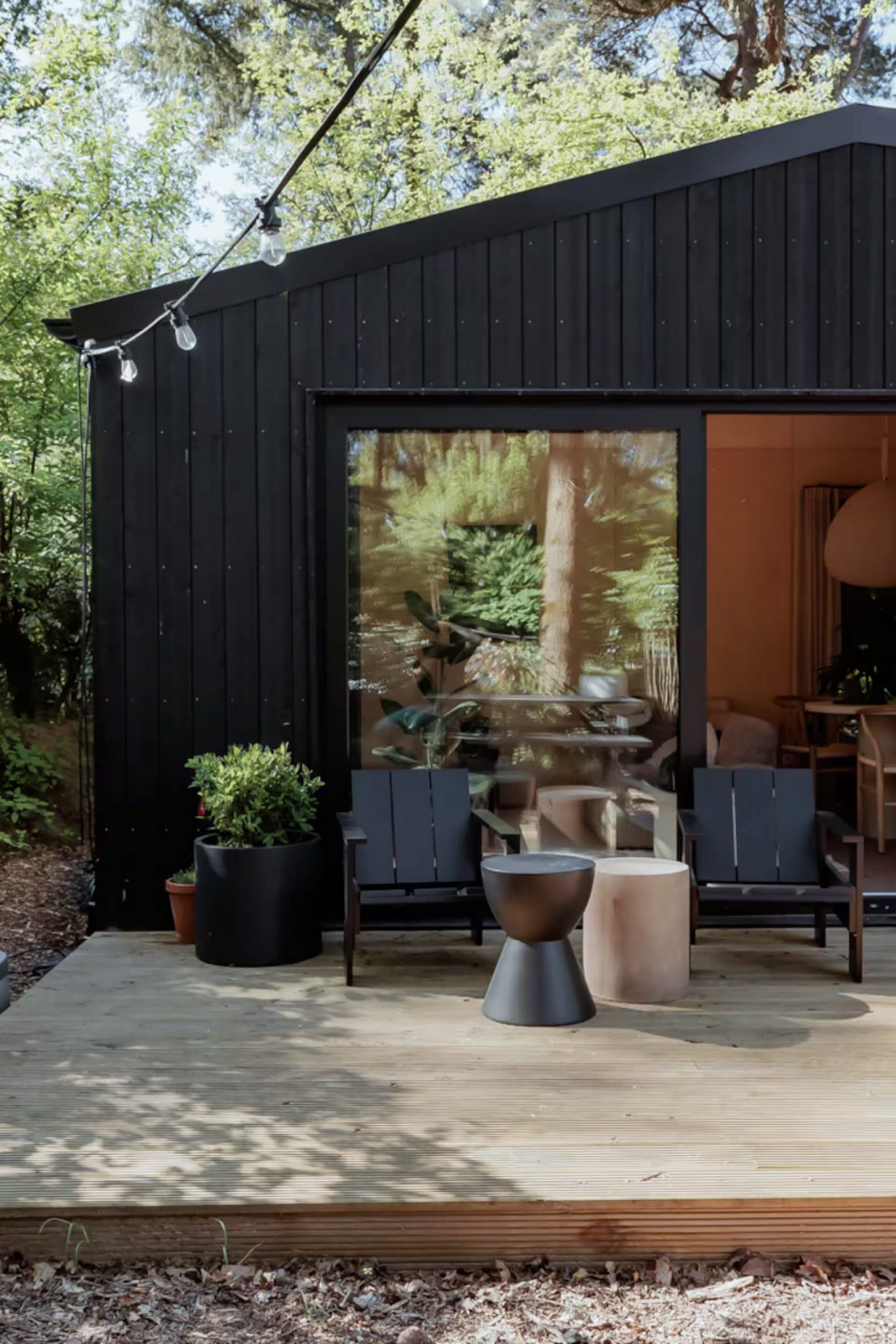 petite maison intérieur design avec terrasse bois entourée d petite maison intérieur design avec terrasse bois entourée d'arbres
