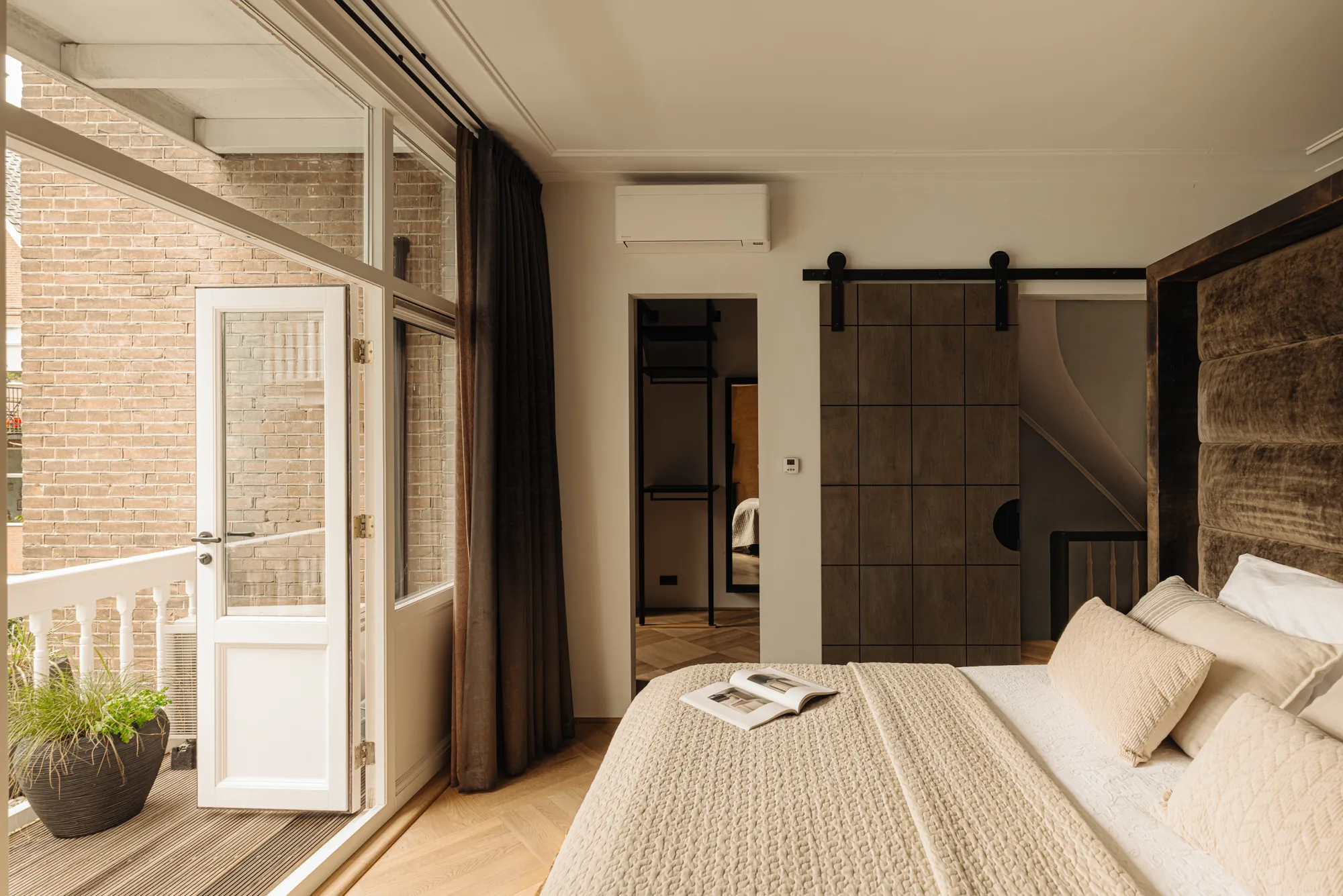 chambre avec balcon décoration contemporaine beige