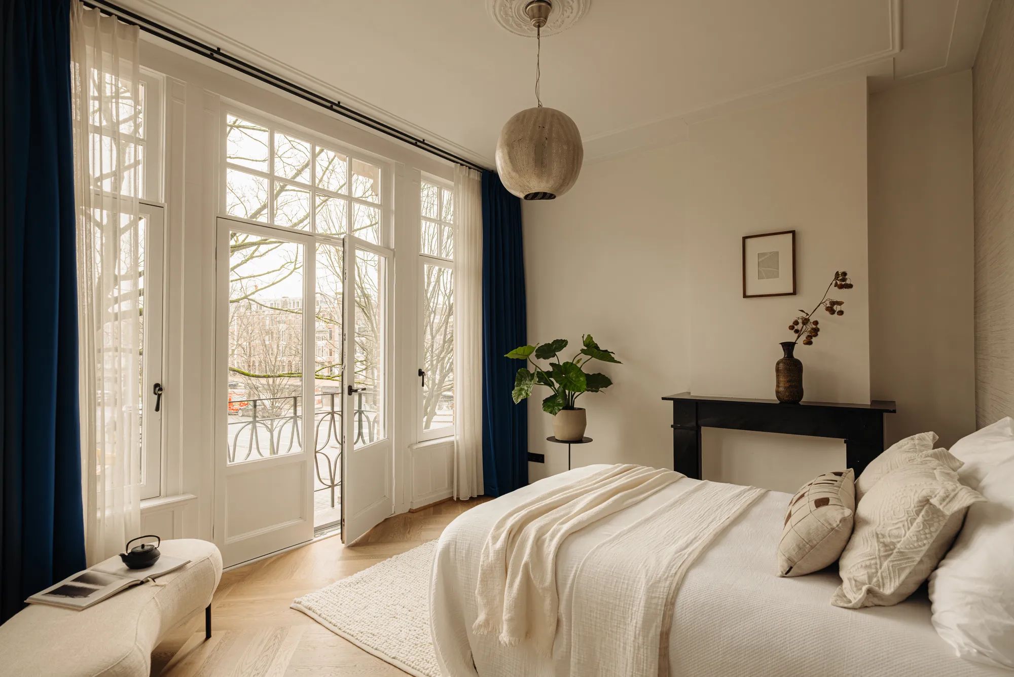 chambre avec balcon décoration contemporaine beige