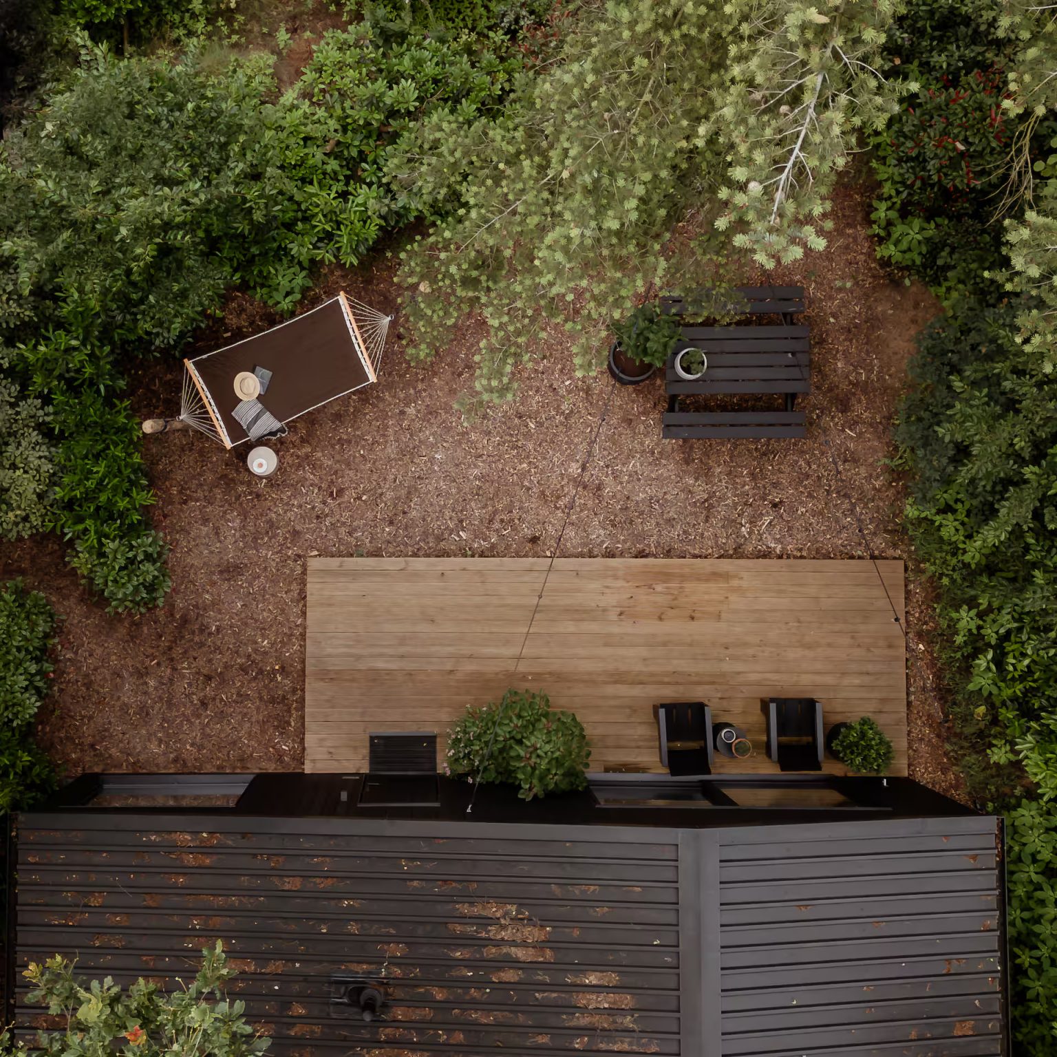 petite maison intérieur design avec terrasse bois entourée d petite maison intérieur design avec terrasse bois entourée d'arbres