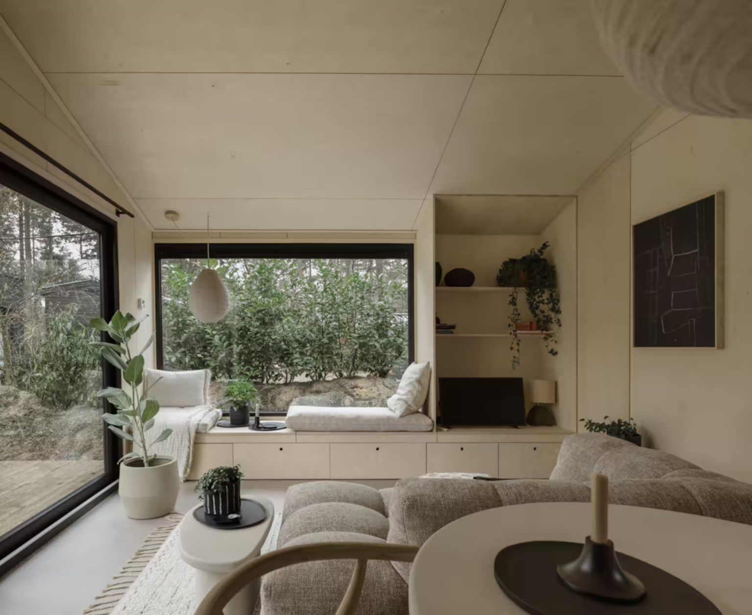 salon petite maison intérieur design avec terrasse bois entourée d salon petite maison intérieur design avec terrasse bois entourée d'arbres